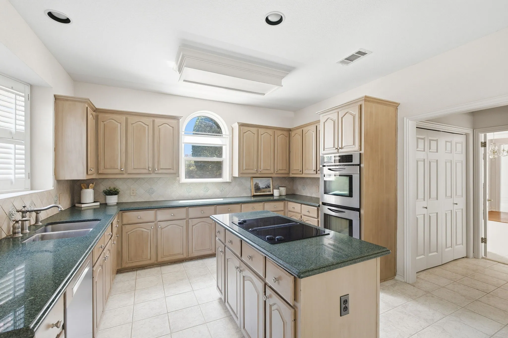 Single Family Residence For Sale in Collin County , 657 Oakdale Drive, Plano, Texas 75025, 4 Bedroom, 4 Bathroom, 3 Garage spaces, 3,845 Sqft, built in 1990, mls#21365272, Real Estate Agent in Plano, Homes For Sale in Collin county, Homes For Sale in Plano, Realtor in Plano Texas, Real Estate Brokerage Independent Realty Texas, Luminita Cordes Realtor