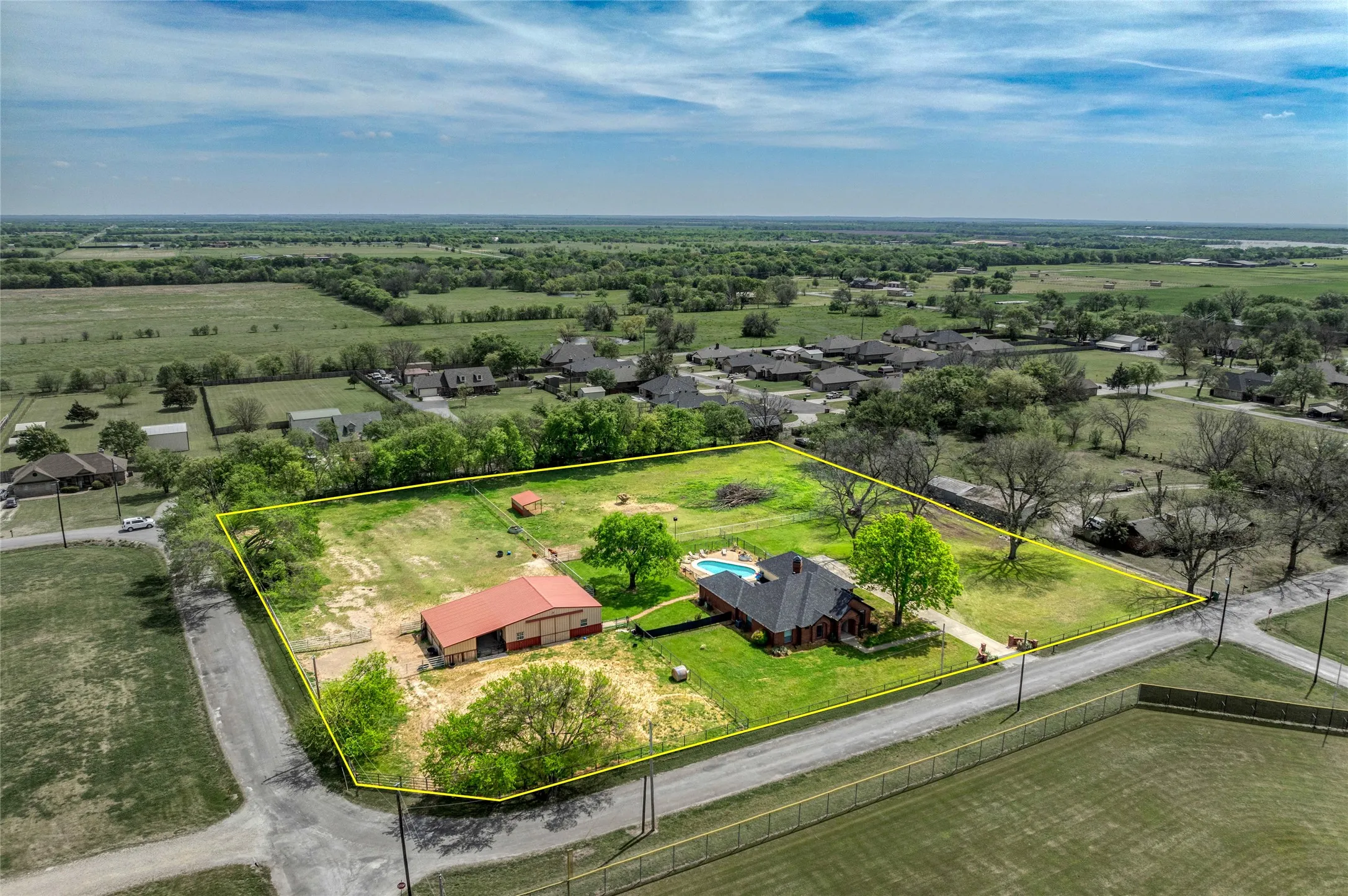 Single Family Residence For Sale in Grayson County , 501 N Van Zandt Street, Tioga, Texas 76271, 4 Bedroom, 3 Bathroom, 2 Garage spaces, 2,370 Sqft, built in 1991, mls#21376014, Real Estate Agent in Tioga, Homes For Sale in Grayson county, Homes For Sale in Tioga, Realtor in Tioga Texas, Real Estate Brokerage Independent Realty Texas, Luminita Cordes Realtor