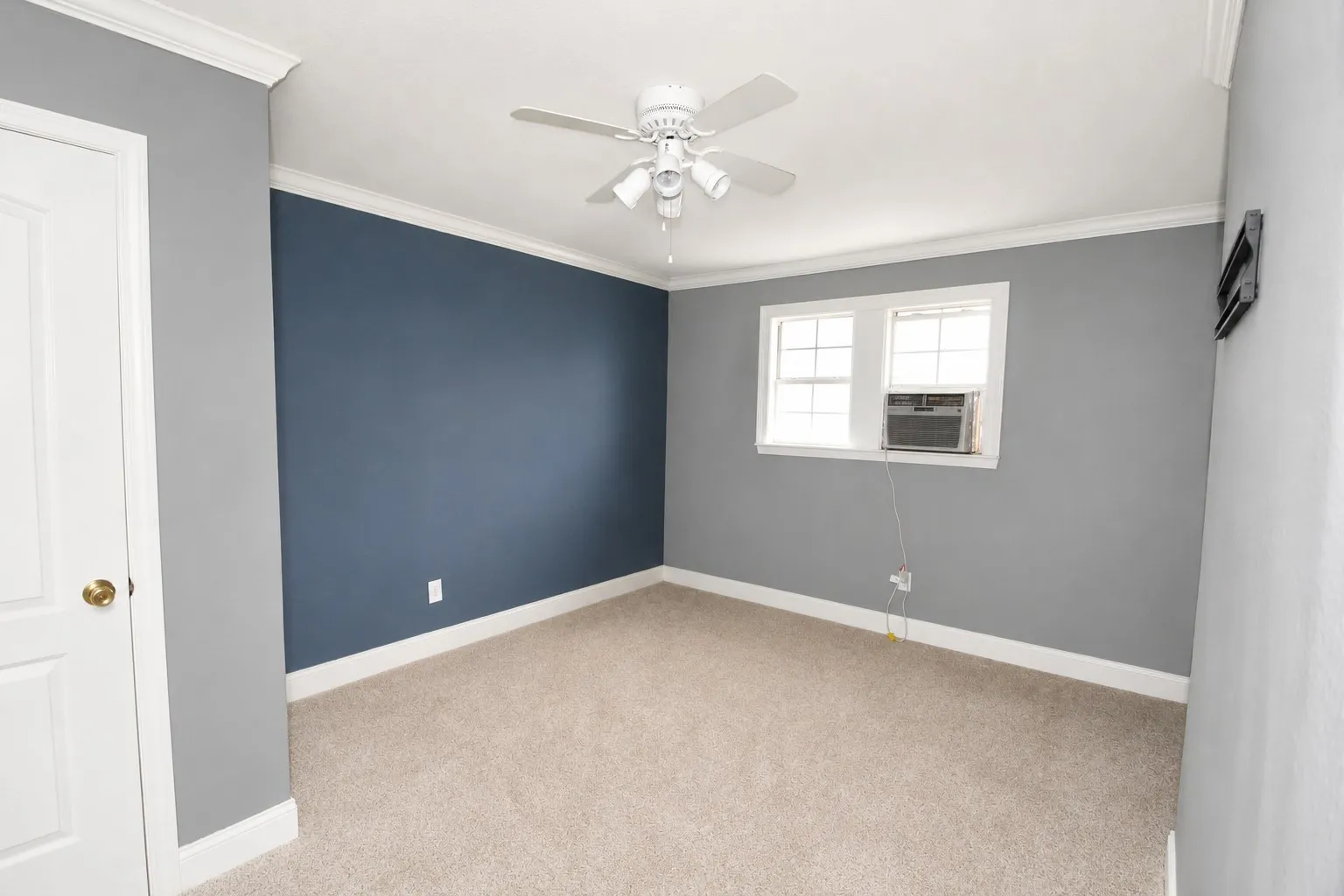 Townhouse For Sale in Dallas County , 730 Valiant Circle, Garland, Texas 75043, 4 Bedroom, 2 Bathroom, Garage spaces, 1,572 Sqft, built in 1972, mls#21375974, Real Estate Agent in Garland, Homes For Sale in Dallas county, Homes For Sale in Garland, Realtor in Garland Texas, Real Estate Brokerage Independent Realty Texas, Luminita Cordes Realtor