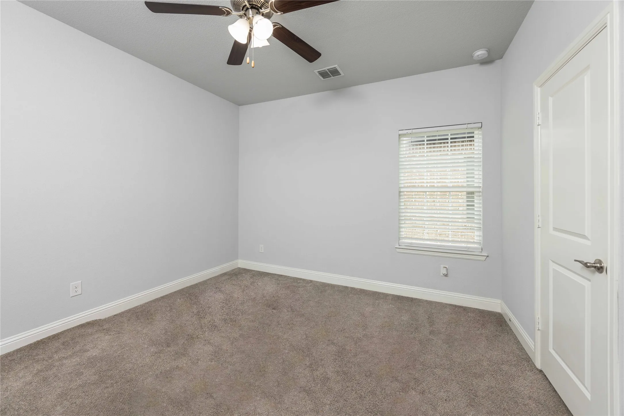 Single Family Residence For Rent in Collin County , 354 Rock Acre Drive, Lavon, Texas 75166, 4 Bedroom, 2 Bathroom, 2 Garage spaces, 2,700 Sqft, built in 2022, mls#21376059, Real Estate Agent in Lavon, Homes For Rent in Collin county, Homes For Rent in Lavon, Realtor in Lavon Texas, Real Estate Brokerage Independent Realty Texas, Luminita Cordes Realtor