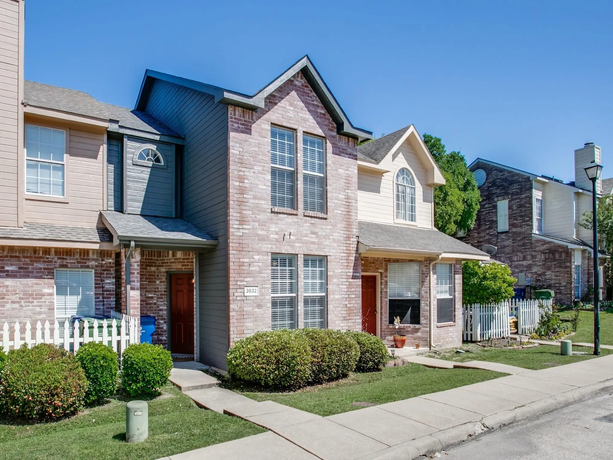 Townhouse For Sale in Dallas County , 3832 Pickett Place, Garland, Texas 75044, 3 Bedroom, 3 Bathroom, Garage spaces, 1,353 Sqft, built in 2000, mls#21375955, Real Estate Agent in Garland, Homes For Sale in Dallas county, Homes For Sale in Garland, Realtor in Garland Texas, Real Estate Brokerage Independent Realty Texas, Luminita Cordes Realtor