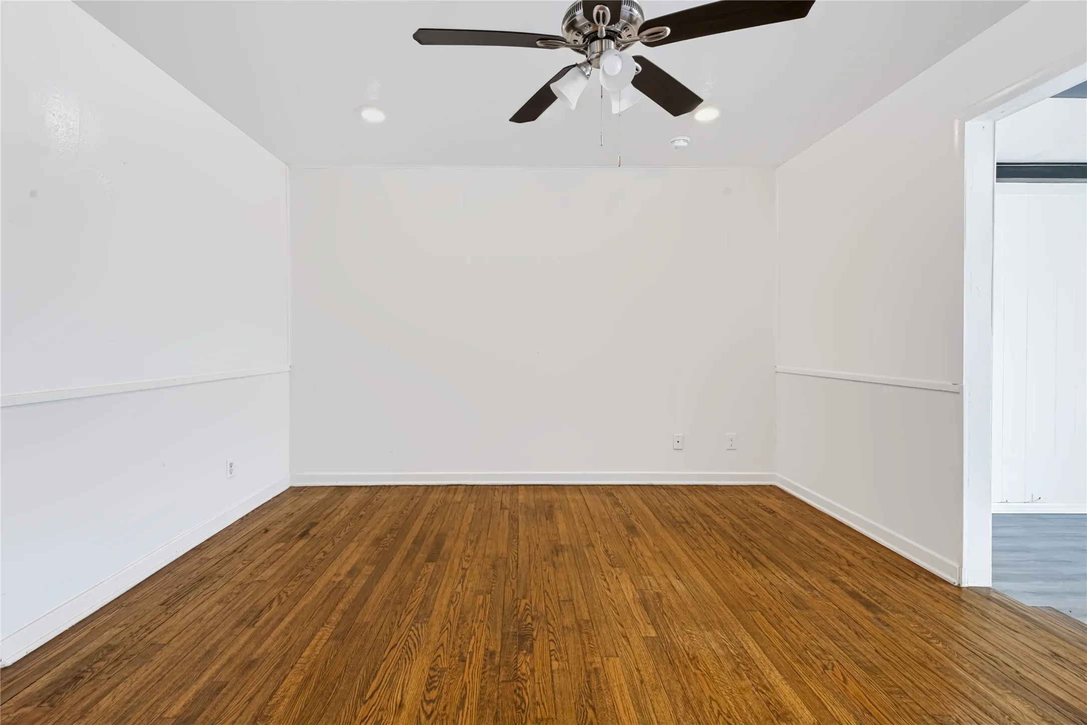 Single Family Residence For Rent in Tarrant County , 732 Hurstview Drive, Hurst, Texas 76053, 3 Bedroom, 2 Bathroom, 2 Garage spaces, 1,600 Sqft, built in 1957, mls#21376067, Real Estate Agent in Hurst, Homes For Rent in Tarrant county, Homes For Rent in Hurst, Realtor in Hurst Texas, Real Estate Brokerage Independent Realty Texas, Luminita Cordes Realtor