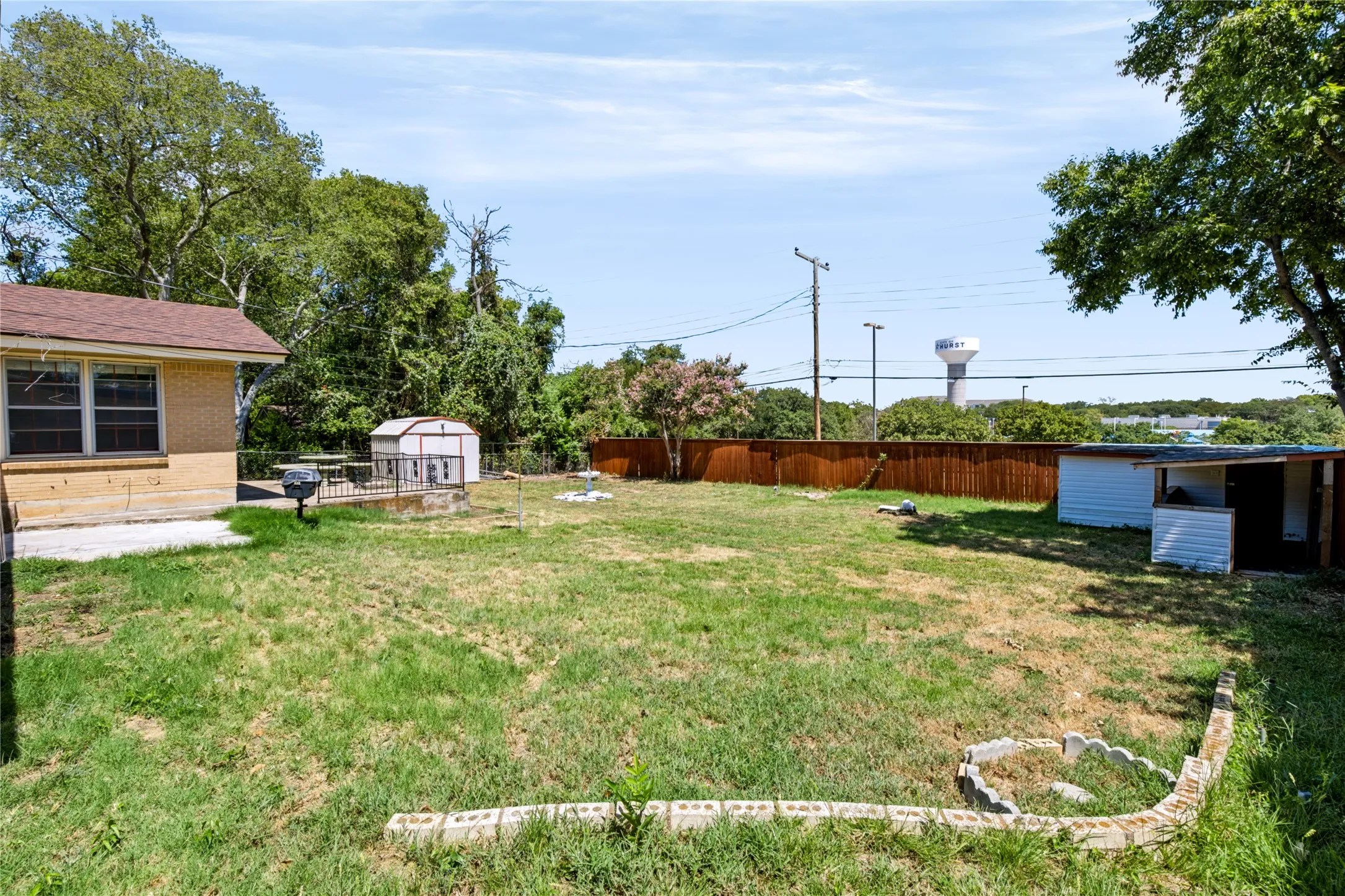 Single Family Residence For Rent in Tarrant County , 732 Hurstview Drive, Hurst, Texas 76053, 3 Bedroom, 2 Bathroom, 2 Garage spaces, 1,600 Sqft, built in 1957, mls#21376067, Real Estate Agent in Hurst, Homes For Rent in Tarrant county, Homes For Rent in Hurst, Realtor in Hurst Texas, Real Estate Brokerage Independent Realty Texas, Luminita Cordes Realtor