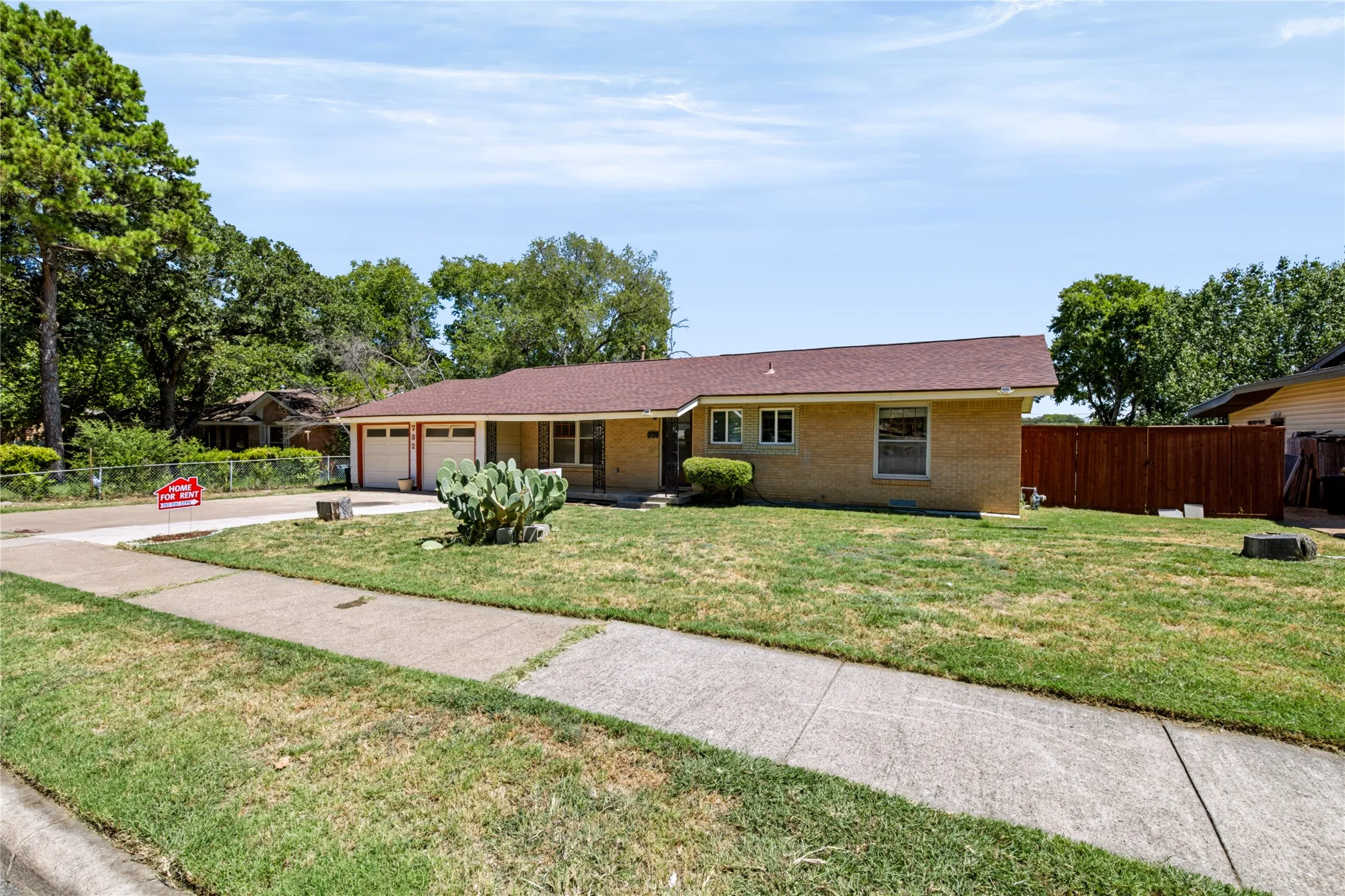 Single Family Residence For Rent in Tarrant County , 732 Hurstview Drive, Hurst, Texas 76053, 3 Bedroom, 2 Bathroom, 2 Garage spaces, 1,600 Sqft, built in 1957, mls#21376067, Real Estate Agent in Hurst, Homes For Rent in Tarrant county, Homes For Rent in Hurst, Realtor in Hurst Texas, Real Estate Brokerage Independent Realty Texas, Luminita Cordes Realtor