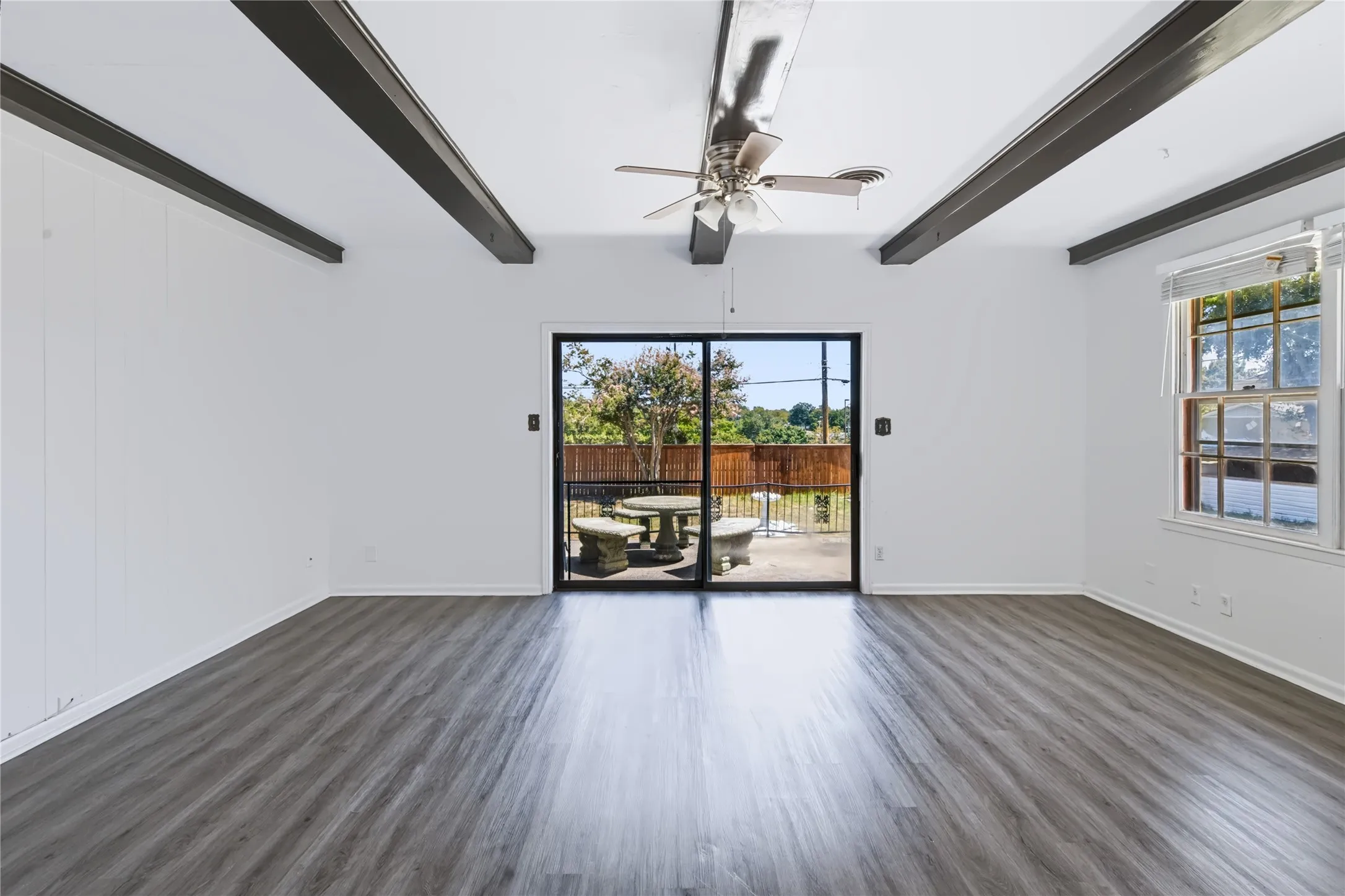 Single Family Residence For Rent in Tarrant County , 732 Hurstview Drive, Hurst, Texas 76053, 3 Bedroom, 2 Bathroom, 2 Garage spaces, 1,600 Sqft, built in 1957, mls#21376067, Real Estate Agent in Hurst, Homes For Rent in Tarrant county, Homes For Rent in Hurst, Realtor in Hurst Texas, Real Estate Brokerage Independent Realty Texas, Luminita Cordes Realtor