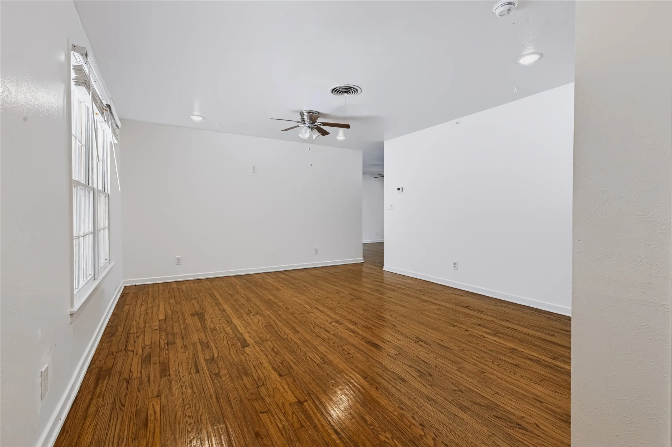 Single Family Residence For Rent in Tarrant County , 732 Hurstview Drive, Hurst, Texas 76053, 3 Bedroom, 2 Bathroom, 2 Garage spaces, 1,600 Sqft, built in 1957, mls#21376067, Real Estate Agent in Hurst, Homes For Rent in Tarrant county, Homes For Rent in Hurst, Realtor in Hurst Texas, Real Estate Brokerage Independent Realty Texas, Luminita Cordes Realtor