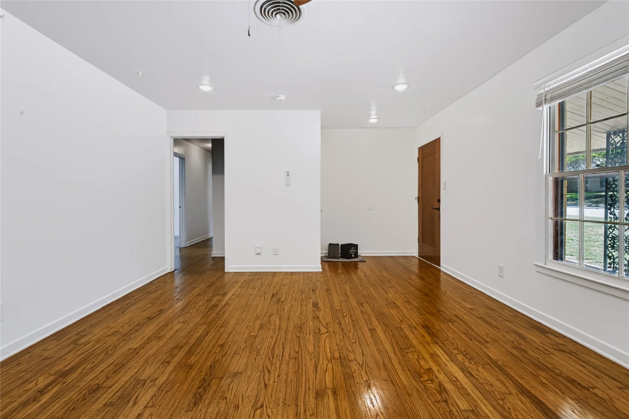 Single Family Residence For Rent in Tarrant County , 732 Hurstview Drive, Hurst, Texas 76053, 3 Bedroom, 2 Bathroom, 2 Garage spaces, 1,600 Sqft, built in 1957, mls#21376067, Real Estate Agent in Hurst, Homes For Rent in Tarrant county, Homes For Rent in Hurst, Realtor in Hurst Texas, Real Estate Brokerage Independent Realty Texas, Luminita Cordes Realtor