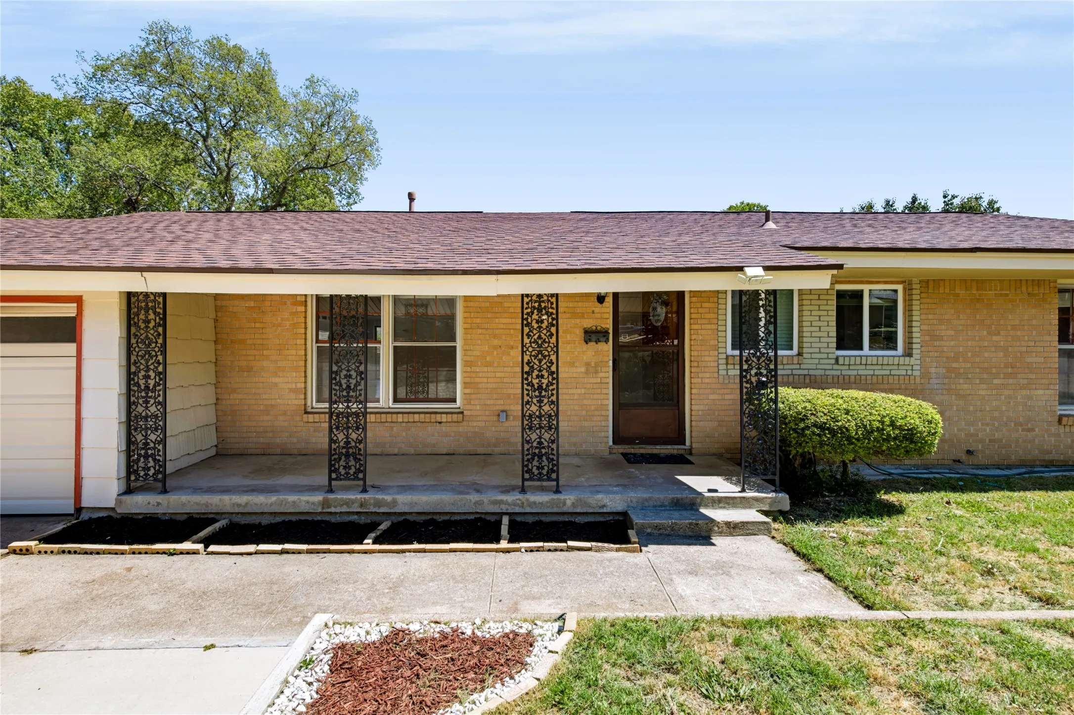 Single Family Residence For Rent in Tarrant County , 732 Hurstview Drive, Hurst, Texas 76053, 3 Bedroom, 2 Bathroom, 2 Garage spaces, 1,600 Sqft, built in 1957, mls#21376067, Real Estate Agent in Hurst, Homes For Rent in Tarrant county, Homes For Rent in Hurst, Realtor in Hurst Texas, Real Estate Brokerage Independent Realty Texas, Luminita Cordes Realtor