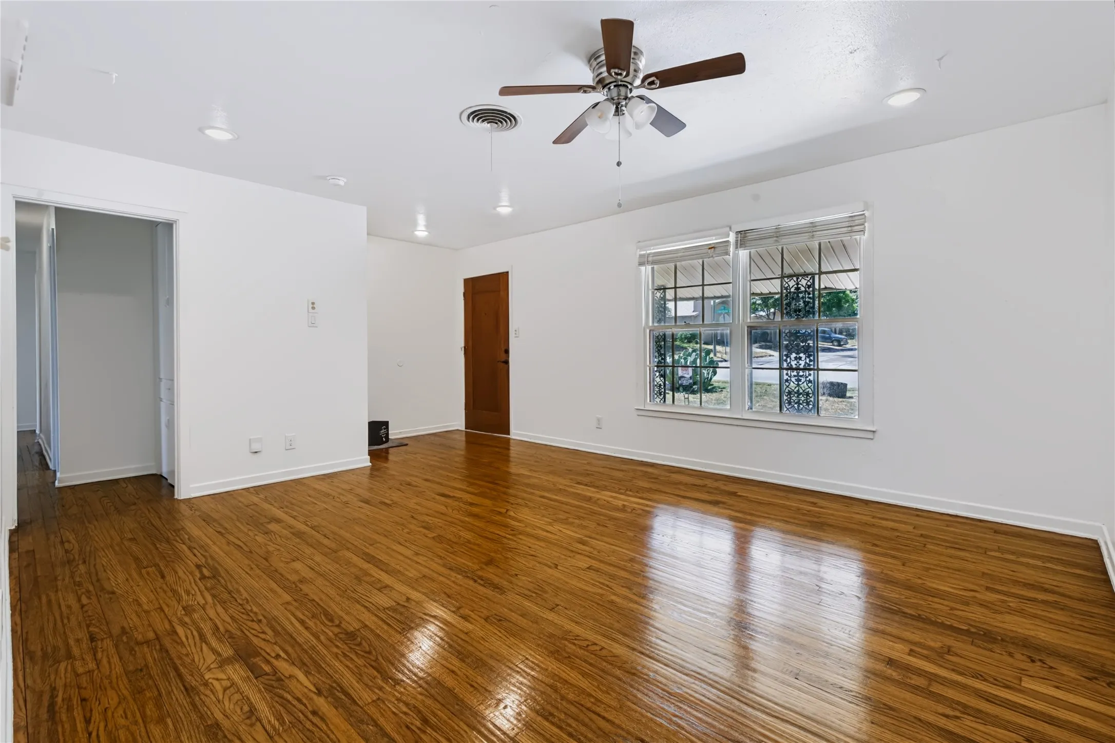 Single Family Residence For Rent in Tarrant County , 732 Hurstview Drive, Hurst, Texas 76053, 3 Bedroom, 2 Bathroom, 2 Garage spaces, 1,600 Sqft, built in 1957, mls#21376067, Real Estate Agent in Hurst, Homes For Rent in Tarrant county, Homes For Rent in Hurst, Realtor in Hurst Texas, Real Estate Brokerage Independent Realty Texas, Luminita Cordes Realtor