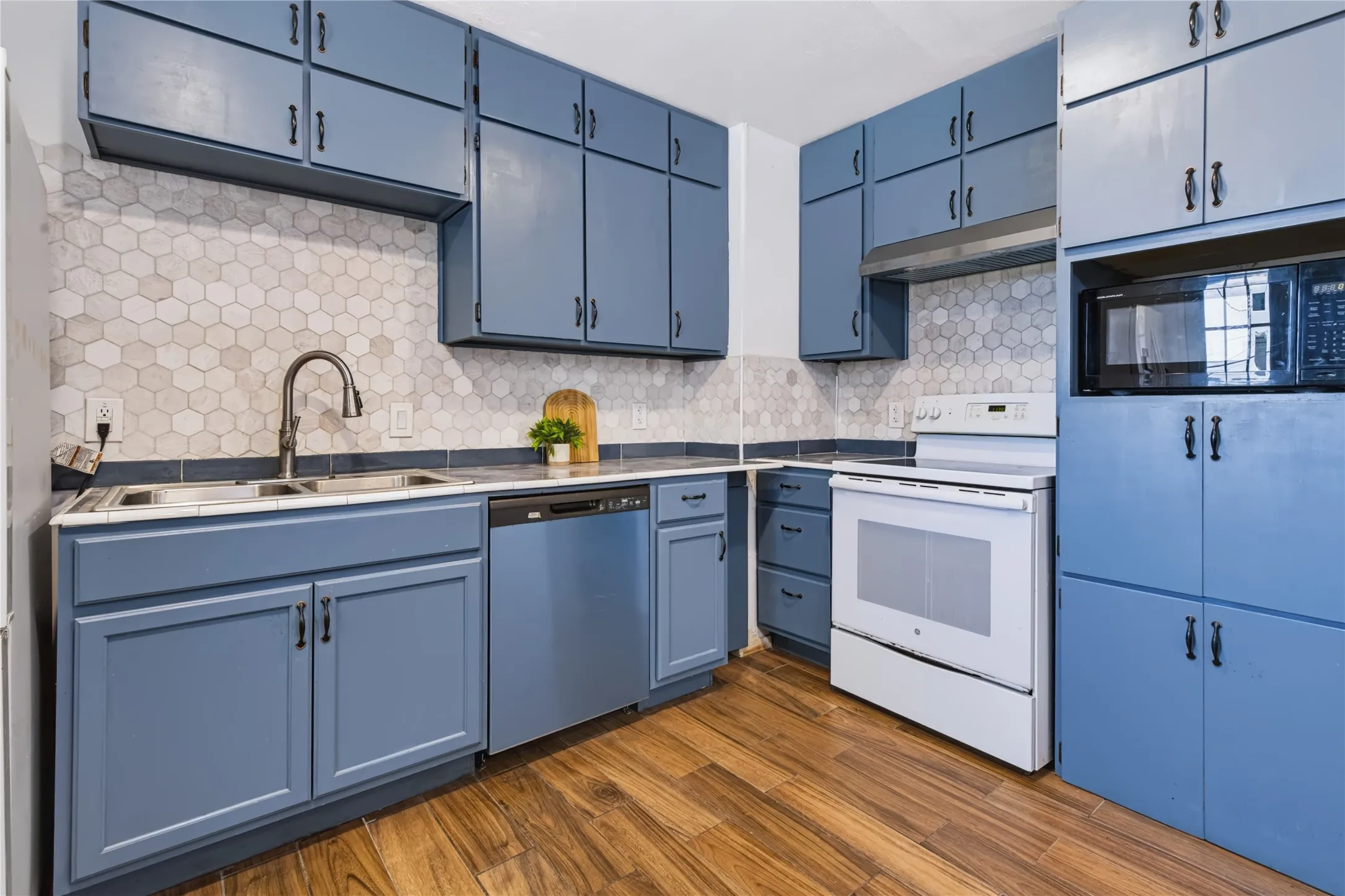 Single Family Residence For Rent in Tarrant County , 732 Hurstview Drive, Hurst, Texas 76053, 3 Bedroom, 2 Bathroom, 2 Garage spaces, 1,600 Sqft, built in 1957, mls#21376067, Real Estate Agent in Hurst, Homes For Rent in Tarrant county, Homes For Rent in Hurst, Realtor in Hurst Texas, Real Estate Brokerage Independent Realty Texas, Luminita Cordes Realtor