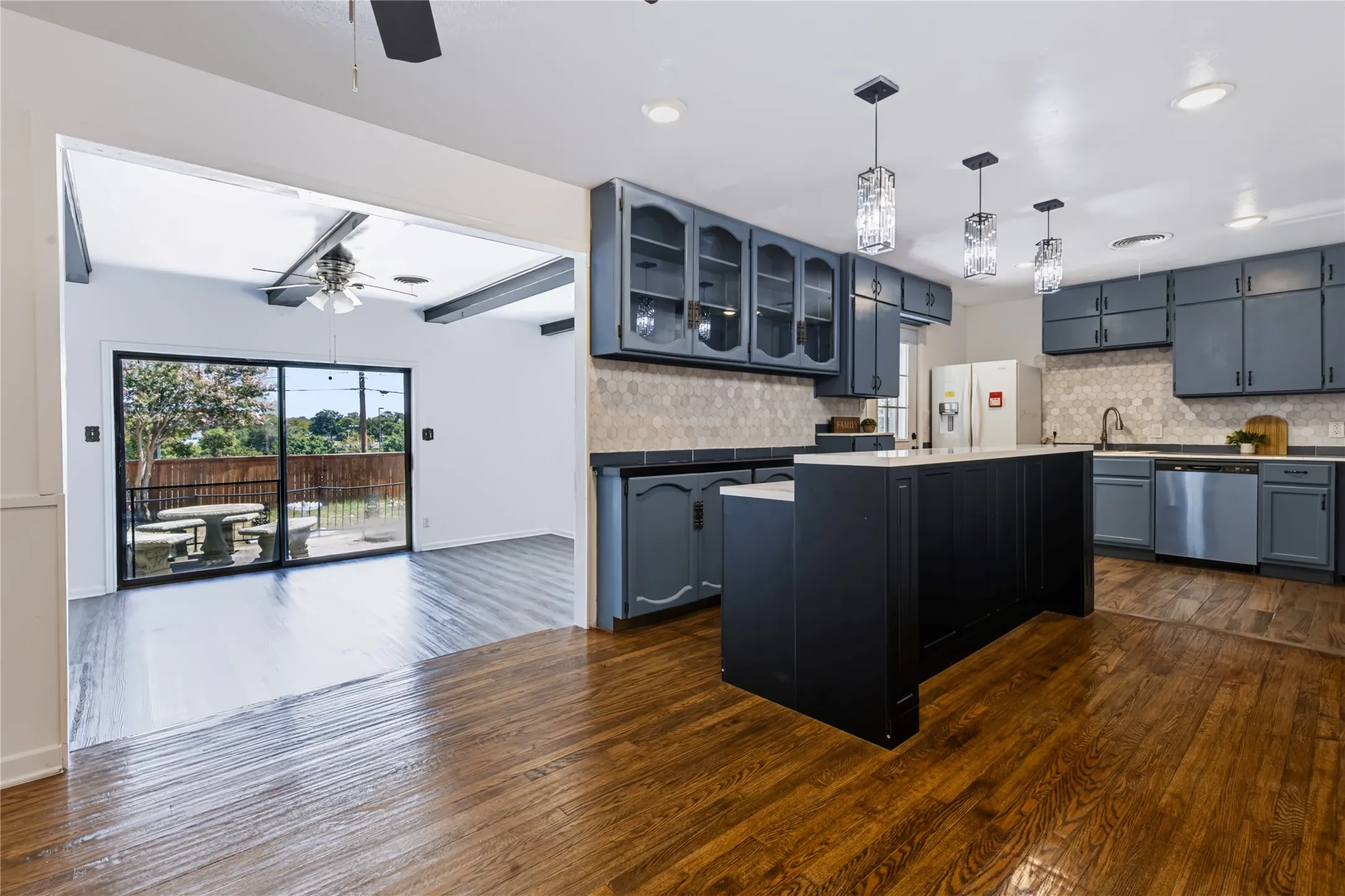 Single Family Residence For Rent in Tarrant County , 732 Hurstview Drive, Hurst, Texas 76053, 3 Bedroom, 2 Bathroom, 2 Garage spaces, 1,600 Sqft, built in 1957, mls#21376067, Real Estate Agent in Hurst, Homes For Rent in Tarrant county, Homes For Rent in Hurst, Realtor in Hurst Texas, Real Estate Brokerage Independent Realty Texas, Luminita Cordes Realtor