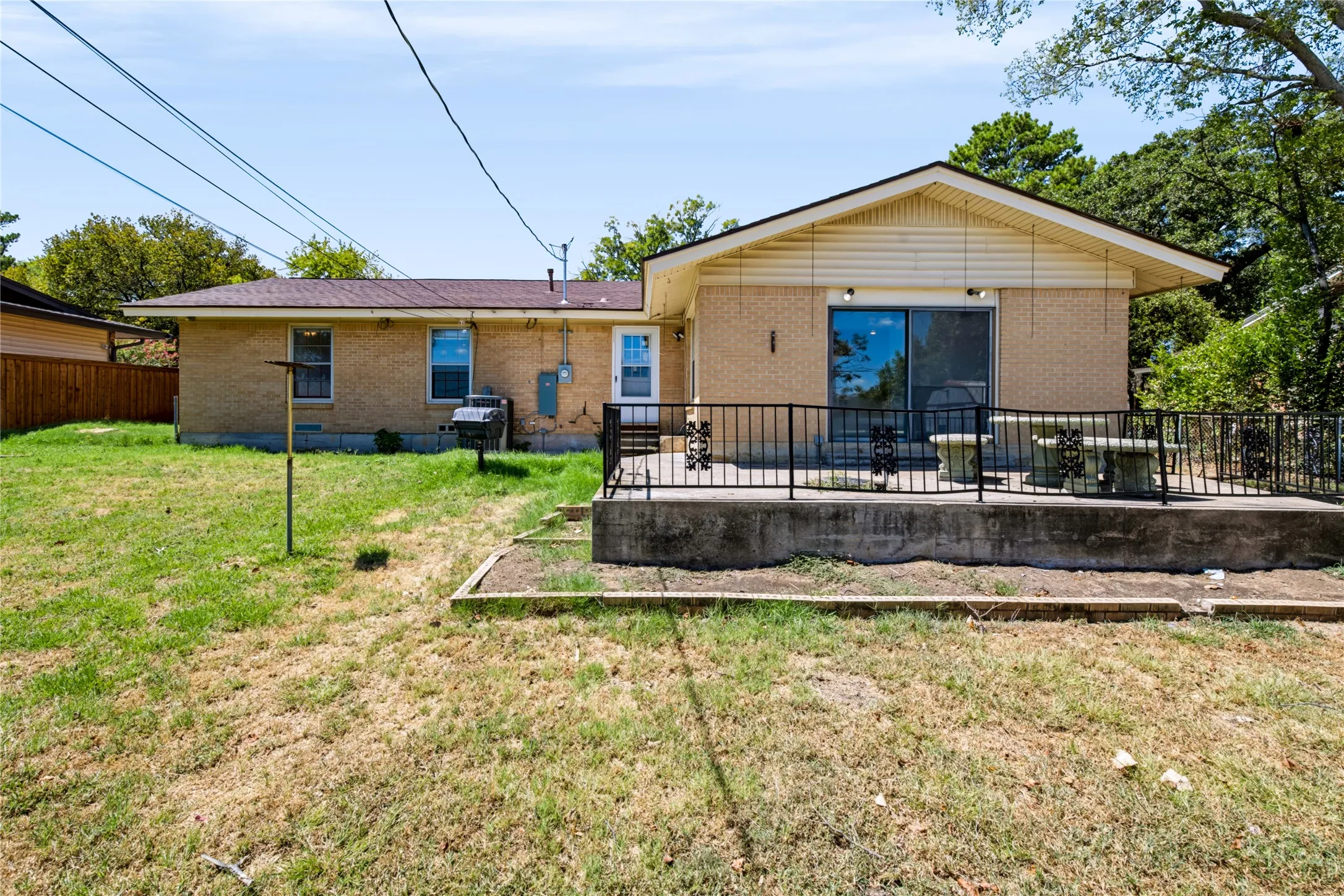 Single Family Residence For Rent in Tarrant County , 732 Hurstview Drive, Hurst, Texas 76053, 3 Bedroom, 2 Bathroom, 2 Garage spaces, 1,600 Sqft, built in 1957, mls#21376067, Real Estate Agent in Hurst, Homes For Rent in Tarrant county, Homes For Rent in Hurst, Realtor in Hurst Texas, Real Estate Brokerage Independent Realty Texas, Luminita Cordes Realtor