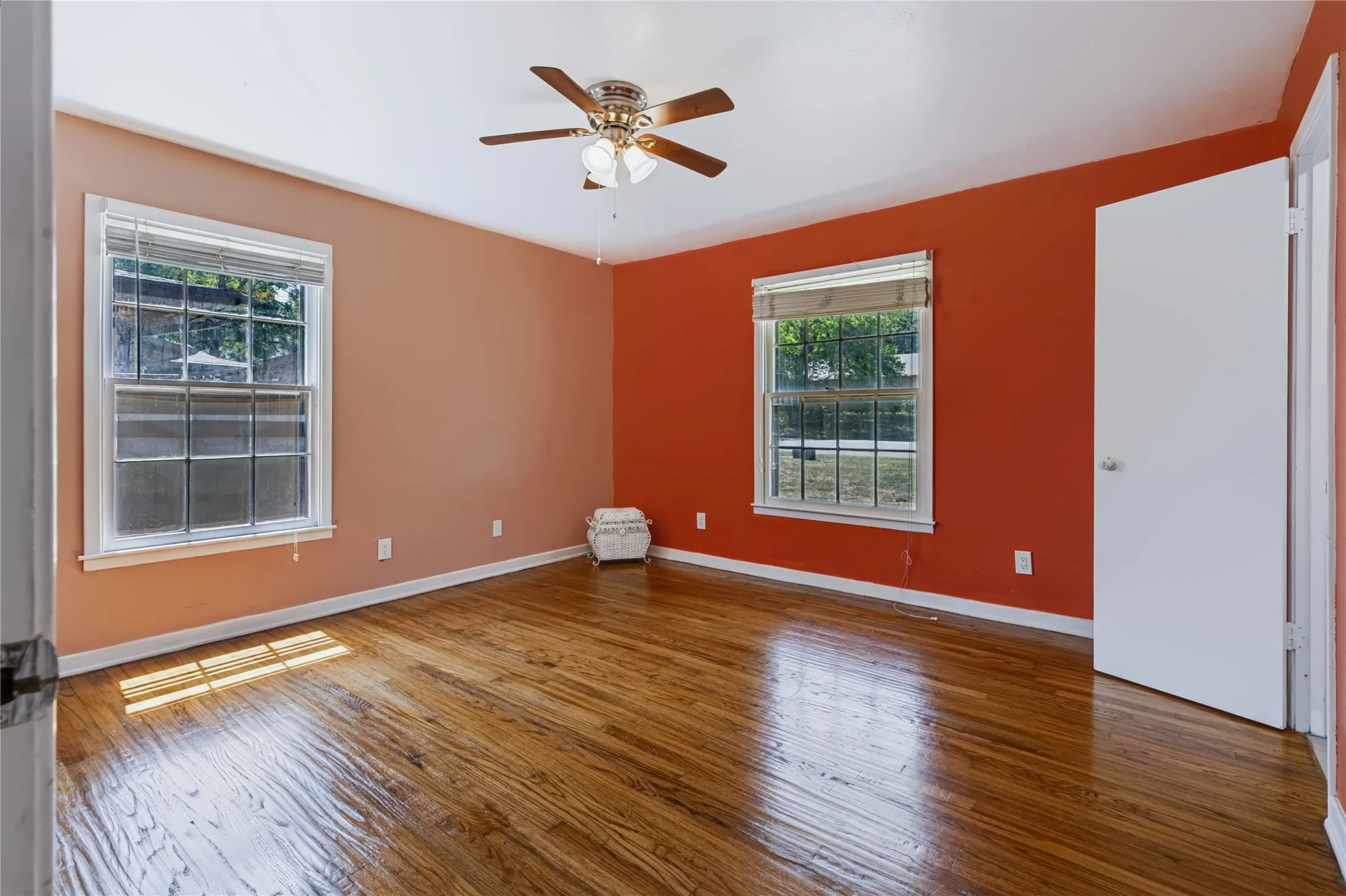 Single Family Residence For Rent in Tarrant County , 732 Hurstview Drive, Hurst, Texas 76053, 3 Bedroom, 2 Bathroom, 2 Garage spaces, 1,600 Sqft, built in 1957, mls#21376067, Real Estate Agent in Hurst, Homes For Rent in Tarrant county, Homes For Rent in Hurst, Realtor in Hurst Texas, Real Estate Brokerage Independent Realty Texas, Luminita Cordes Realtor