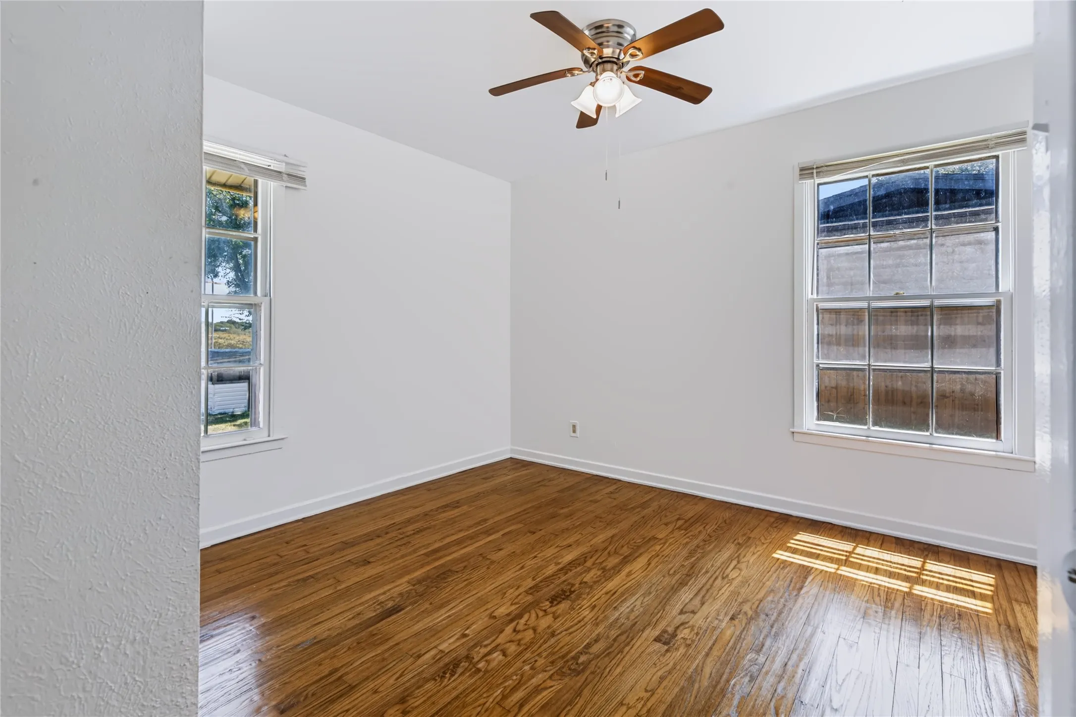 Single Family Residence For Rent in Tarrant County , 732 Hurstview Drive, Hurst, Texas 76053, 3 Bedroom, 2 Bathroom, 2 Garage spaces, 1,600 Sqft, built in 1957, mls#21376067, Real Estate Agent in Hurst, Homes For Rent in Tarrant county, Homes For Rent in Hurst, Realtor in Hurst Texas, Real Estate Brokerage Independent Realty Texas, Luminita Cordes Realtor