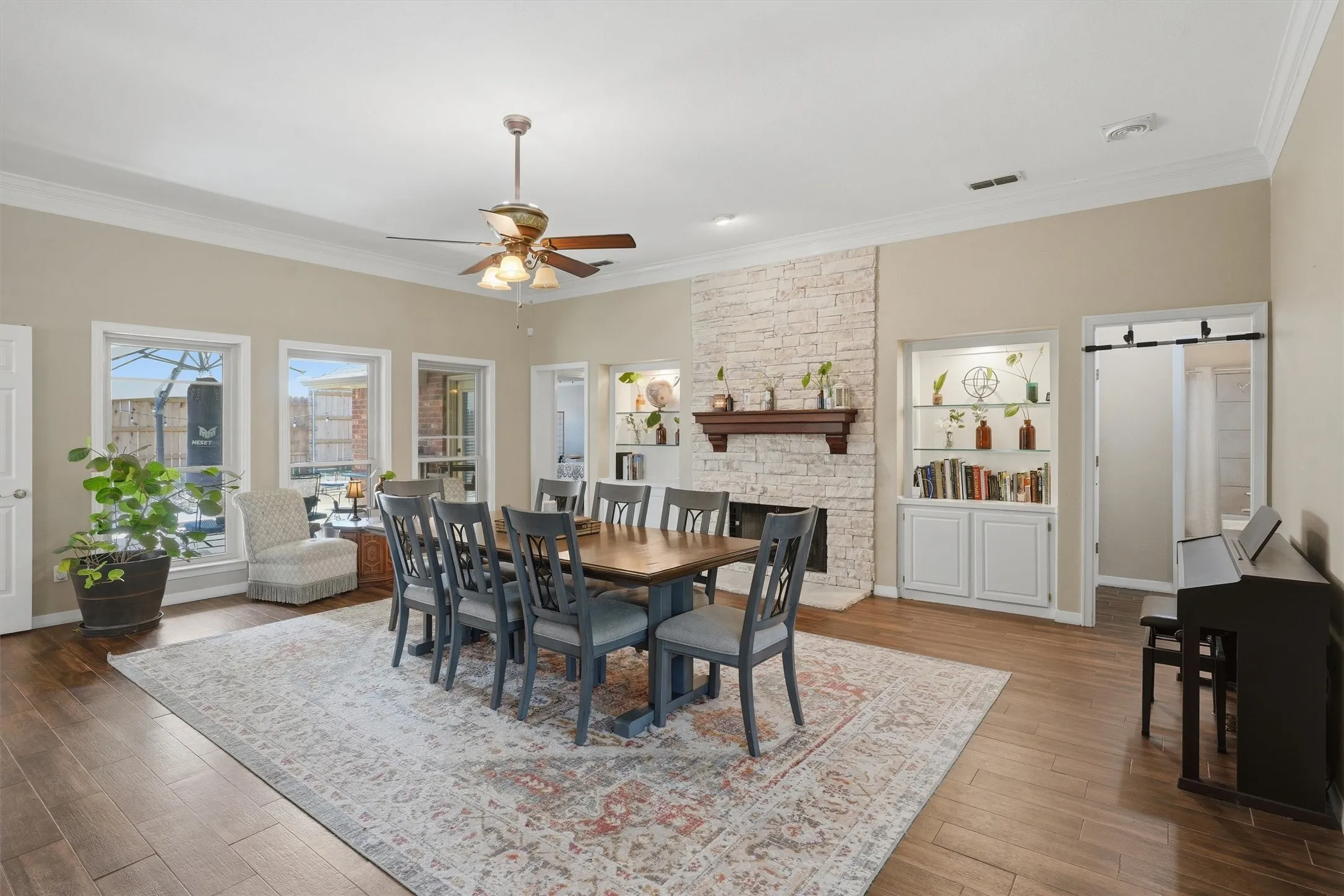 Single Family Residence For Sale in Tarrant County , 7501 Meadowside Road, Fort Worth, Texas 76132, 4 Bedroom, 2 Bathroom, 2 Garage spaces, 2,418 Sqft, built in 1992, mls#21376057, Real Estate Agent in Fort Worth, Homes For Sale in Tarrant county, Homes For Sale in Fort Worth, Realtor in Fort Worth Texas, Real Estate Brokerage Independent Realty Texas, Luminita Cordes Realtor