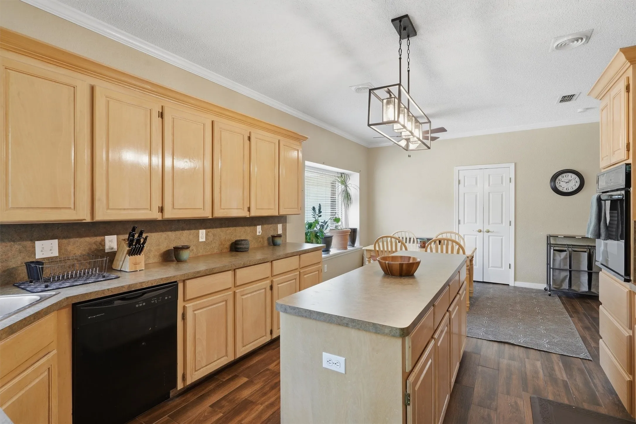 Single Family Residence For Sale in Tarrant County , 7501 Meadowside Road, Fort Worth, Texas 76132, 4 Bedroom, 2 Bathroom, 2 Garage spaces, 2,418 Sqft, built in 1992, mls#21376057, Real Estate Agent in Fort Worth, Homes For Sale in Tarrant county, Homes For Sale in Fort Worth, Realtor in Fort Worth Texas, Real Estate Brokerage Independent Realty Texas, Luminita Cordes Realtor