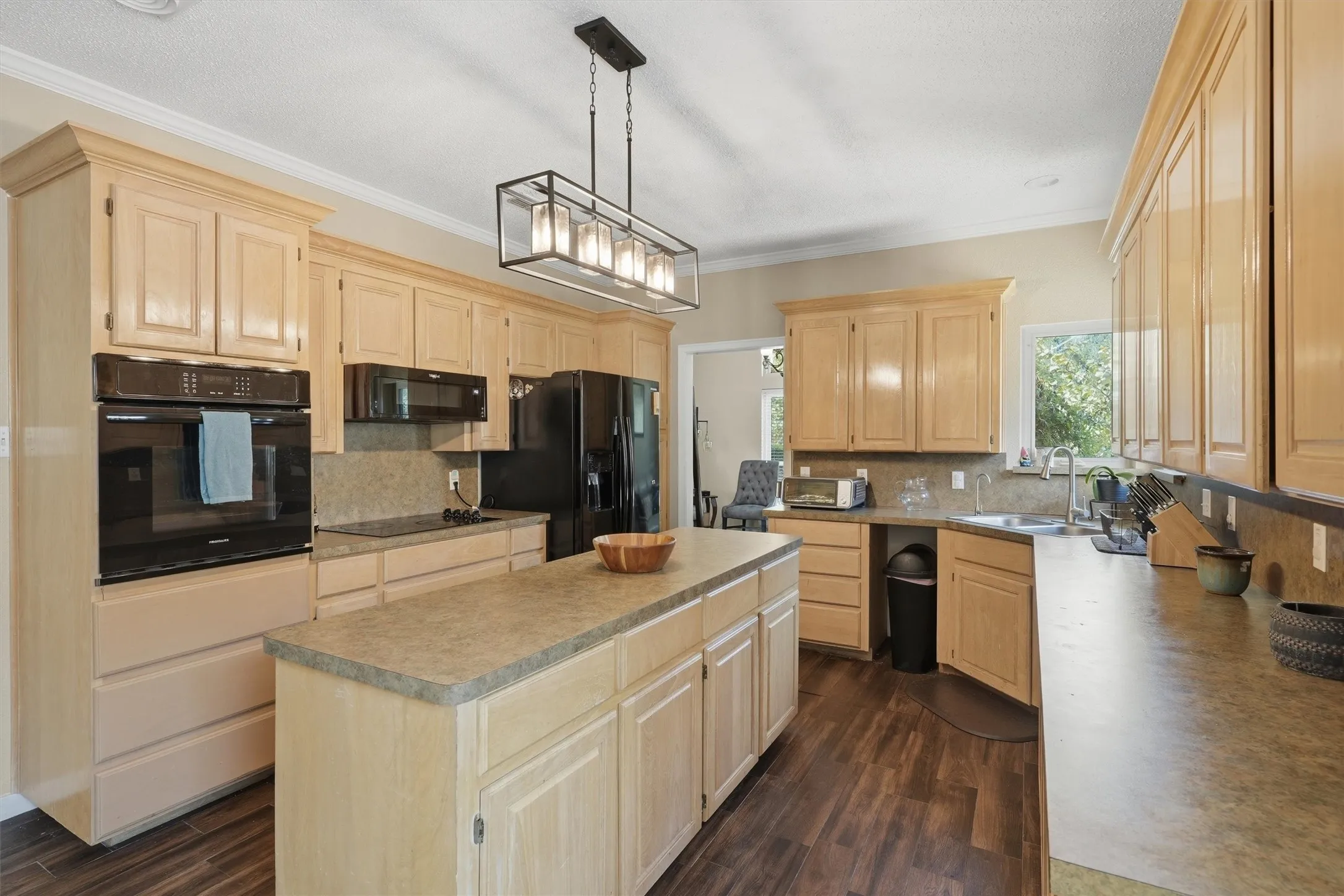 Single Family Residence For Sale in Tarrant County , 7501 Meadowside Road, Fort Worth, Texas 76132, 4 Bedroom, 2 Bathroom, 2 Garage spaces, 2,418 Sqft, built in 1992, mls#21376057, Real Estate Agent in Fort Worth, Homes For Sale in Tarrant county, Homes For Sale in Fort Worth, Realtor in Fort Worth Texas, Real Estate Brokerage Independent Realty Texas, Luminita Cordes Realtor