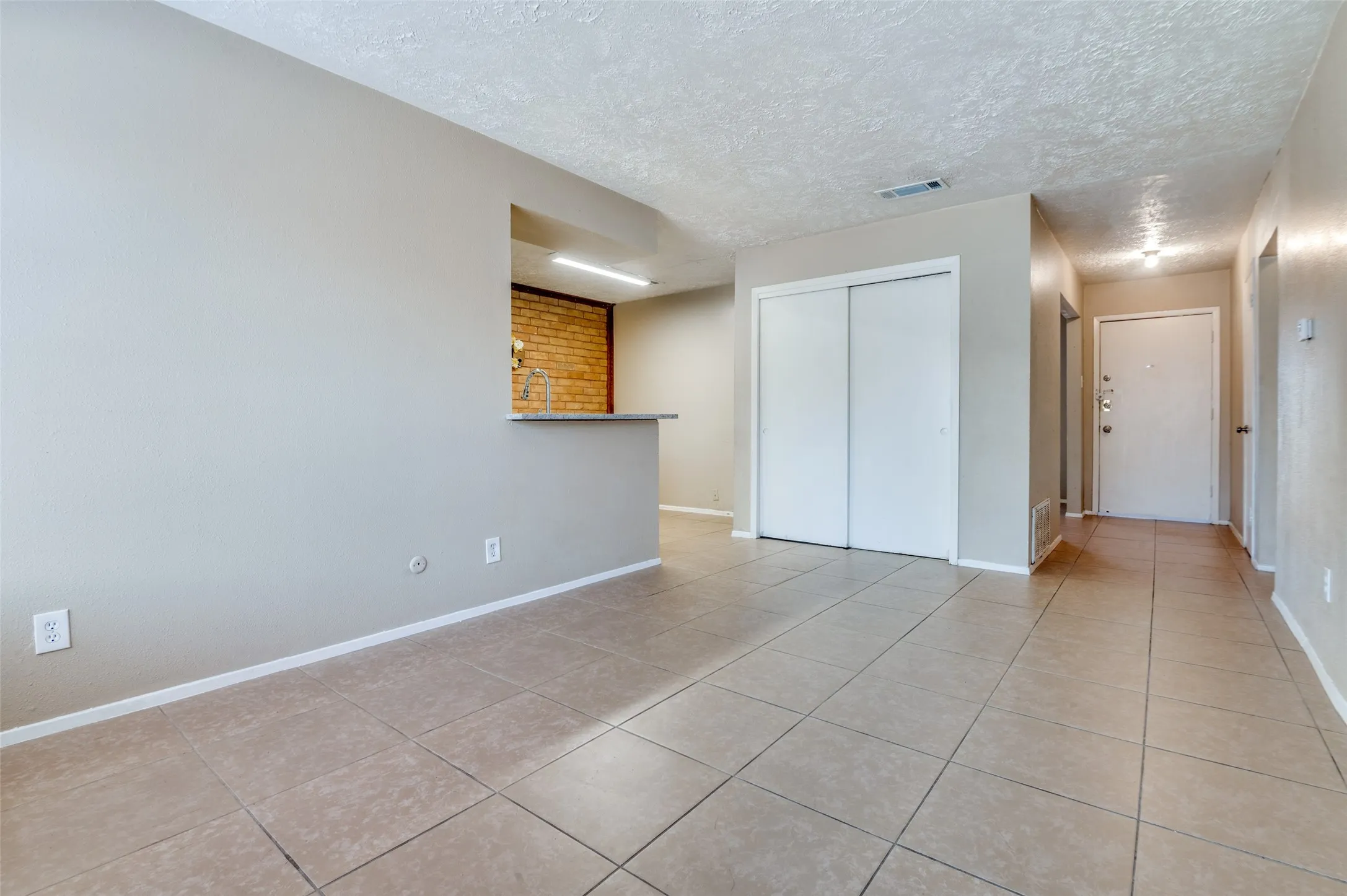Townhouse For Rent in Dallas County , 6 W Mountain Creek Drive 29, Grand Prairie, Texas 75052, 2 Bedroom, 2 Bathroom, Garage spaces, 1,092 Sqft, built in 1971, mls#21376069, Real Estate Agent in Grand Prairie, Homes For Rent in Dallas county, Homes For Rent in Grand Prairie, Realtor in Grand Prairie Texas, Real Estate Brokerage Independent Realty Texas, Luminita Cordes Realtor