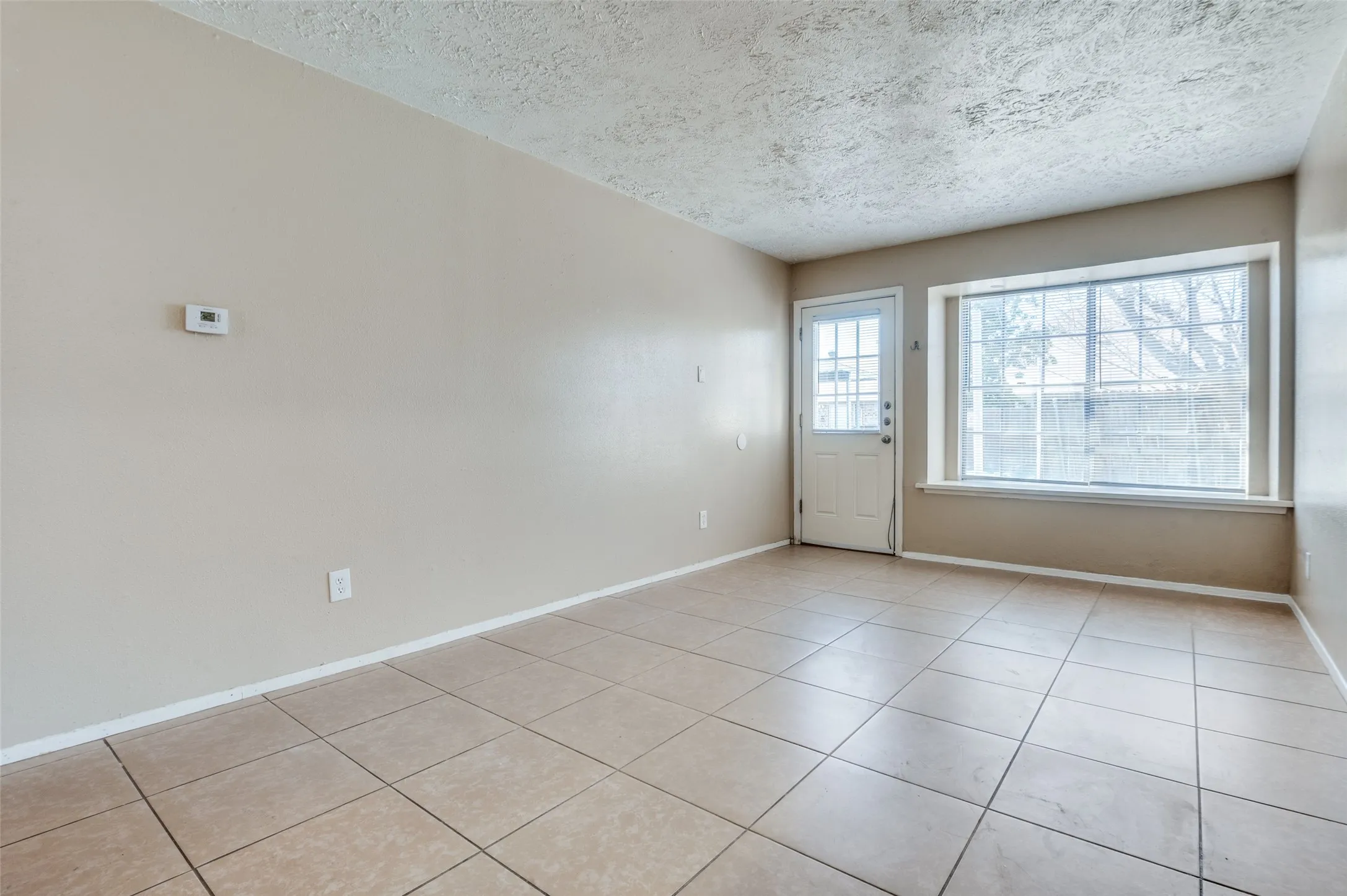 Townhouse For Rent in Dallas County , 6 W Mountain Creek Drive 29, Grand Prairie, Texas 75052, 2 Bedroom, 2 Bathroom, Garage spaces, 1,092 Sqft, built in 1971, mls#21376069, Real Estate Agent in Grand Prairie, Homes For Rent in Dallas county, Homes For Rent in Grand Prairie, Realtor in Grand Prairie Texas, Real Estate Brokerage Independent Realty Texas, Luminita Cordes Realtor
