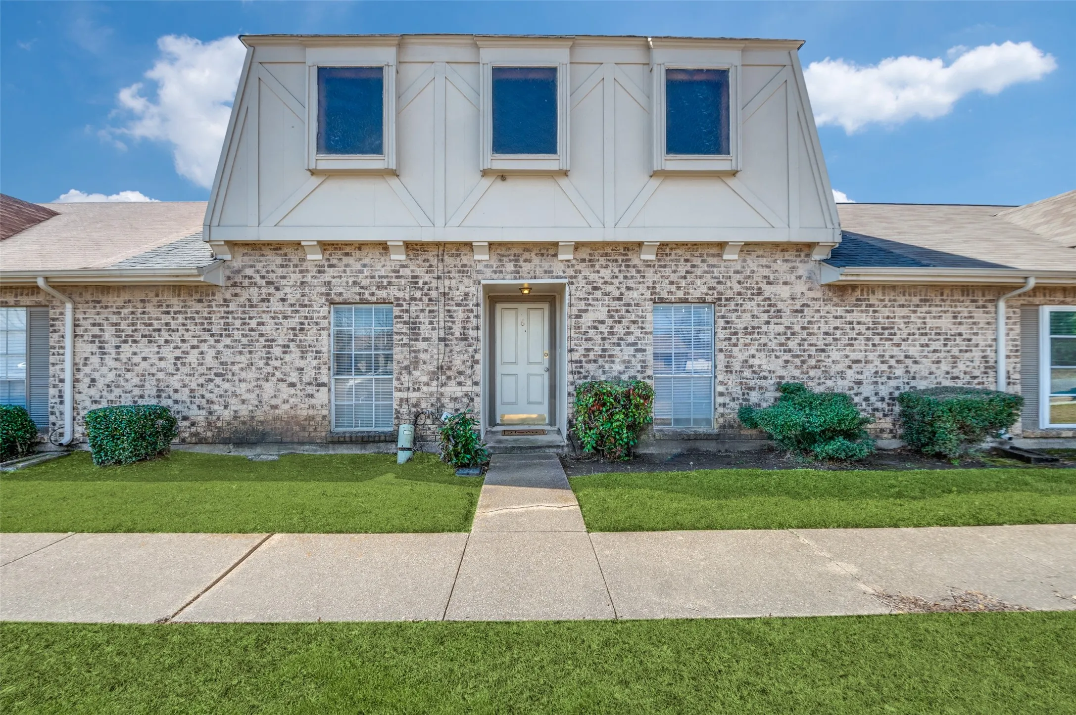 Townhouse For Rent in Dallas County , 6 W Mountain Creek Drive 29, Grand Prairie, Texas 75052, 2 Bedroom, 2 Bathroom, Garage spaces, 1,092 Sqft, built in 1971, mls#21376069, Real Estate Agent in Grand Prairie, Homes For Rent in Dallas county, Homes For Rent in Grand Prairie, Realtor in Grand Prairie Texas, Real Estate Brokerage Independent Realty Texas, Luminita Cordes Realtor