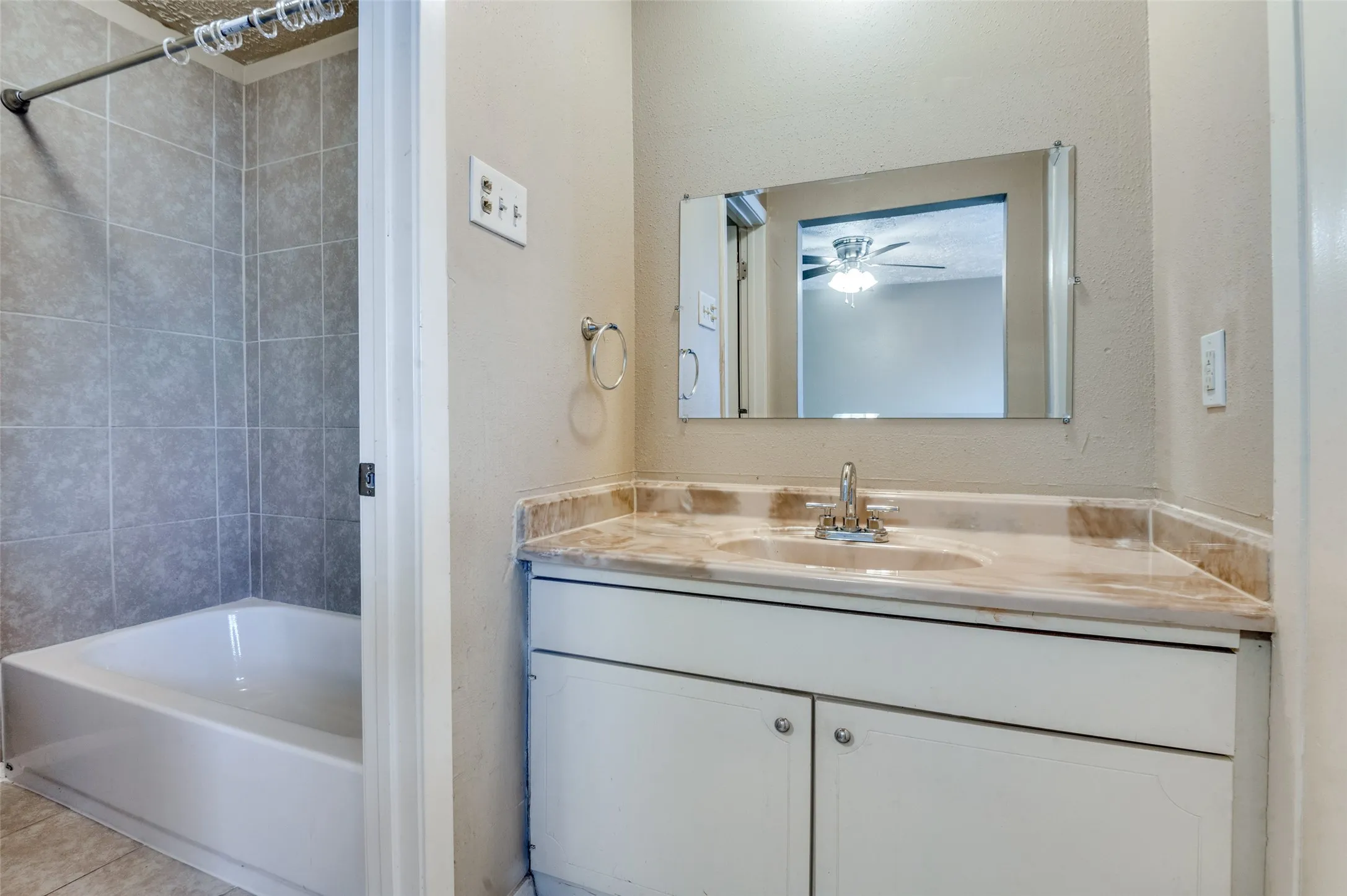 Townhouse For Rent in Dallas County , 6 W Mountain Creek Drive 29, Grand Prairie, Texas 75052, 2 Bedroom, 2 Bathroom, Garage spaces, 1,092 Sqft, built in 1971, mls#21376069, Real Estate Agent in Grand Prairie, Homes For Rent in Dallas county, Homes For Rent in Grand Prairie, Realtor in Grand Prairie Texas, Real Estate Brokerage Independent Realty Texas, Luminita Cordes Realtor
