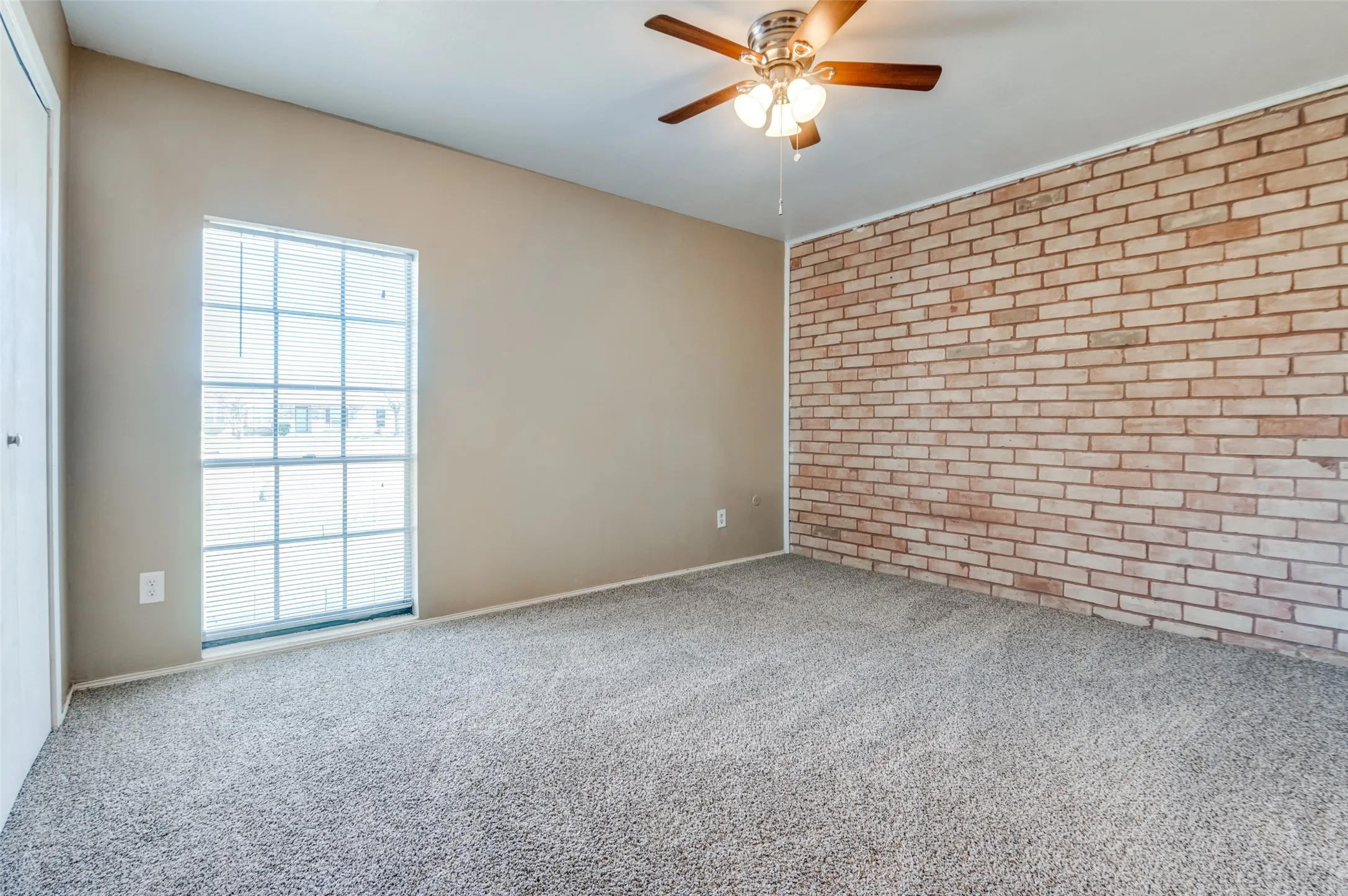 Townhouse For Rent in Dallas County , 6 W Mountain Creek Drive 29, Grand Prairie, Texas 75052, 2 Bedroom, 2 Bathroom, Garage spaces, 1,092 Sqft, built in 1971, mls#21376069, Real Estate Agent in Grand Prairie, Homes For Rent in Dallas county, Homes For Rent in Grand Prairie, Realtor in Grand Prairie Texas, Real Estate Brokerage Independent Realty Texas, Luminita Cordes Realtor