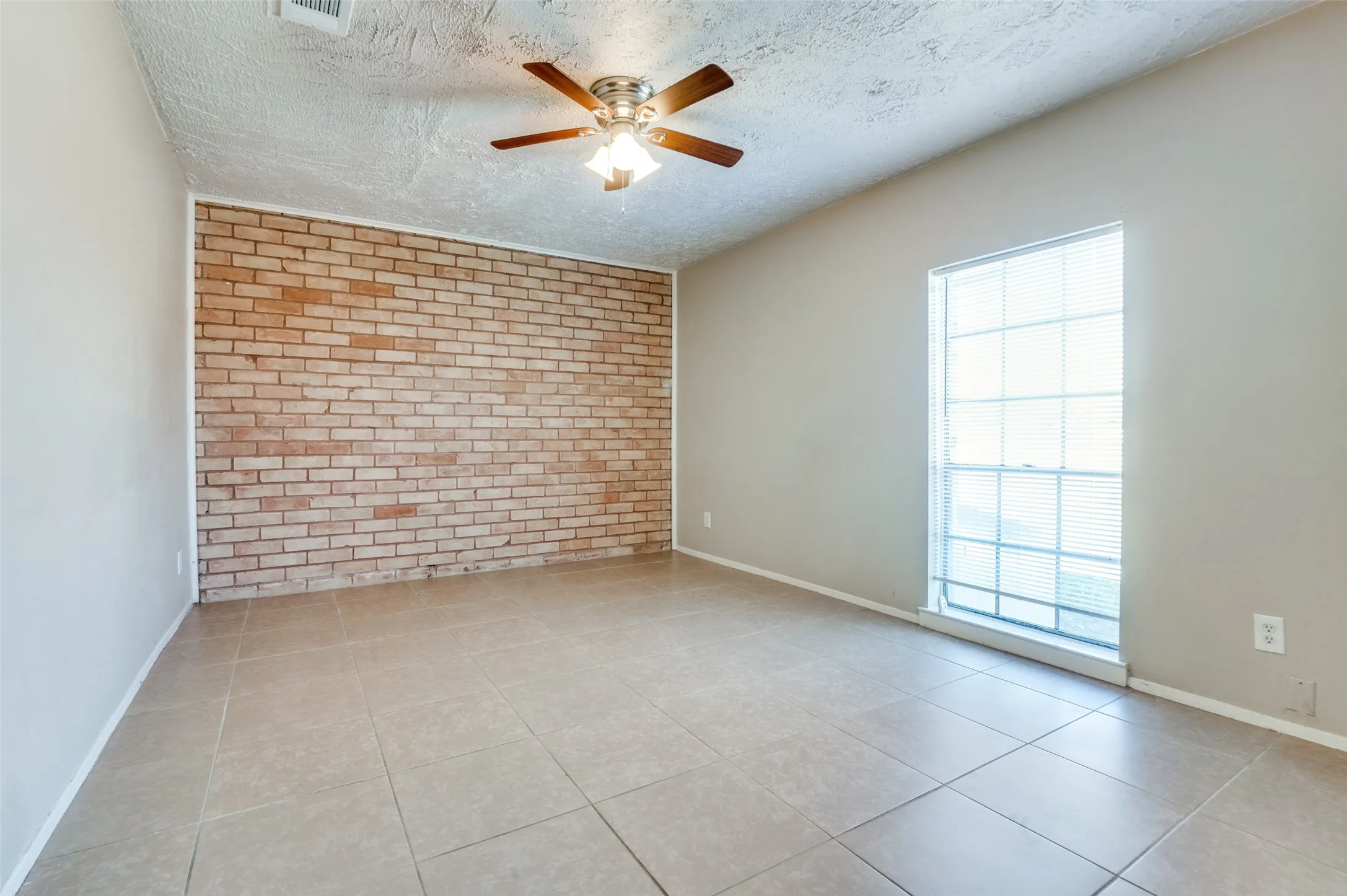 Townhouse For Rent in Dallas County , 6 W Mountain Creek Drive 29, Grand Prairie, Texas 75052, 2 Bedroom, 2 Bathroom, Garage spaces, 1,092 Sqft, built in 1971, mls#21376069, Real Estate Agent in Grand Prairie, Homes For Rent in Dallas county, Homes For Rent in Grand Prairie, Realtor in Grand Prairie Texas, Real Estate Brokerage Independent Realty Texas, Luminita Cordes Realtor