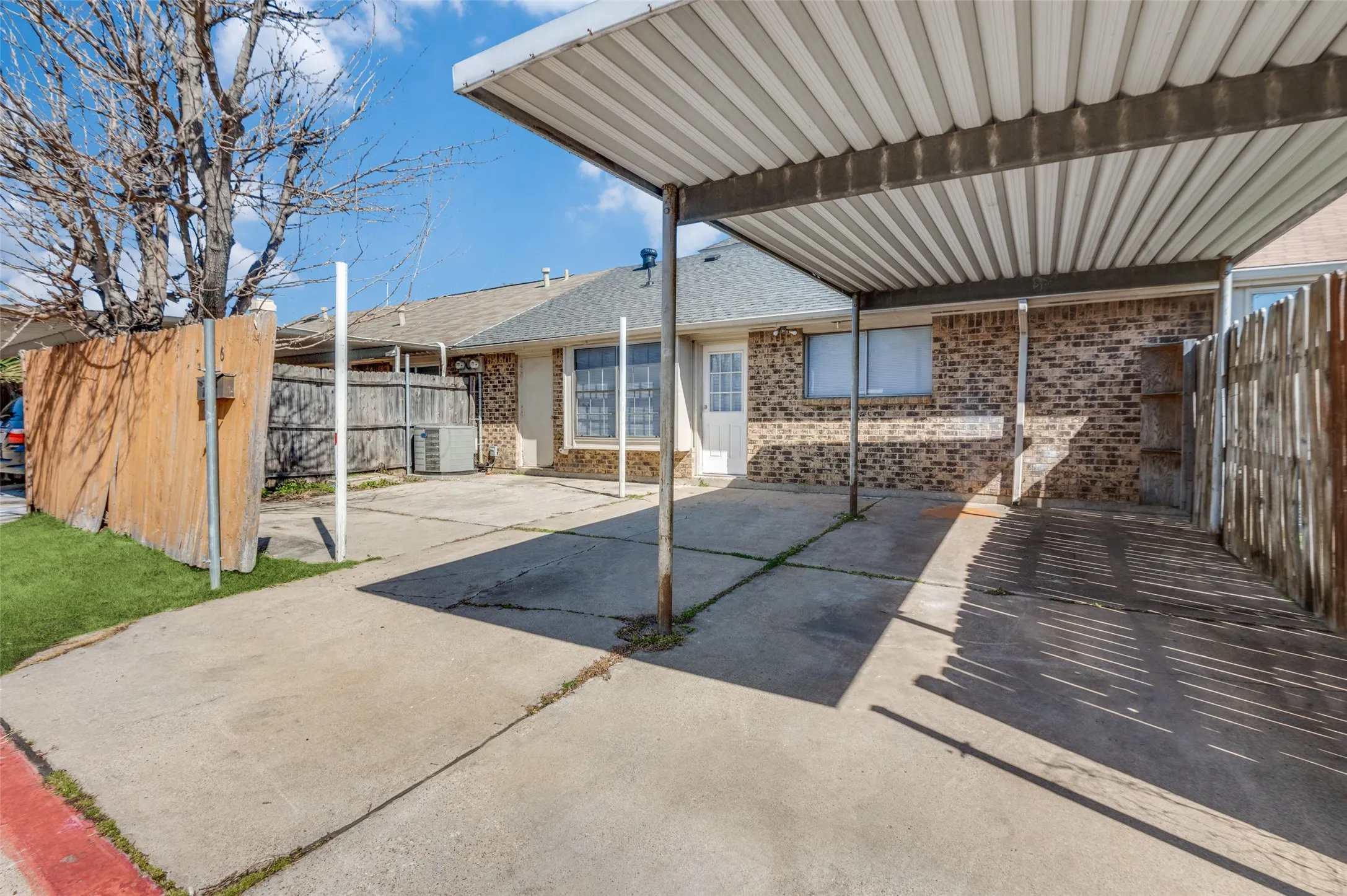 Townhouse For Rent in Dallas County , 6 W Mountain Creek Drive 29, Grand Prairie, Texas 75052, 2 Bedroom, 2 Bathroom, Garage spaces, 1,092 Sqft, built in 1971, mls#21376069, Real Estate Agent in Grand Prairie, Homes For Rent in Dallas county, Homes For Rent in Grand Prairie, Realtor in Grand Prairie Texas, Real Estate Brokerage Independent Realty Texas, Luminita Cordes Realtor