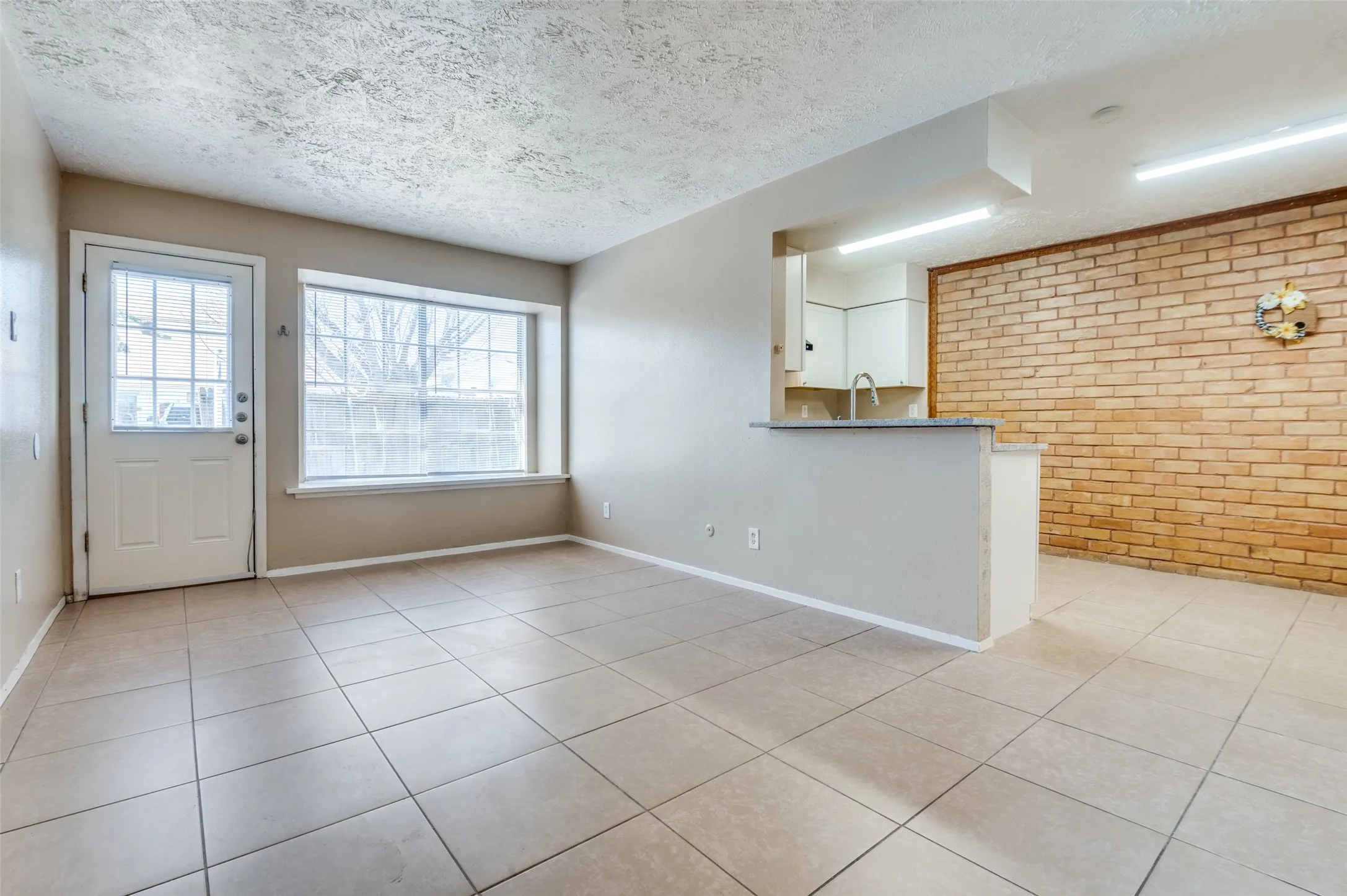 Townhouse For Rent in Dallas County , 6 W Mountain Creek Drive 29, Grand Prairie, Texas 75052, 2 Bedroom, 2 Bathroom, Garage spaces, 1,092 Sqft, built in 1971, mls#21376069, Real Estate Agent in Grand Prairie, Homes For Rent in Dallas county, Homes For Rent in Grand Prairie, Realtor in Grand Prairie Texas, Real Estate Brokerage Independent Realty Texas, Luminita Cordes Realtor