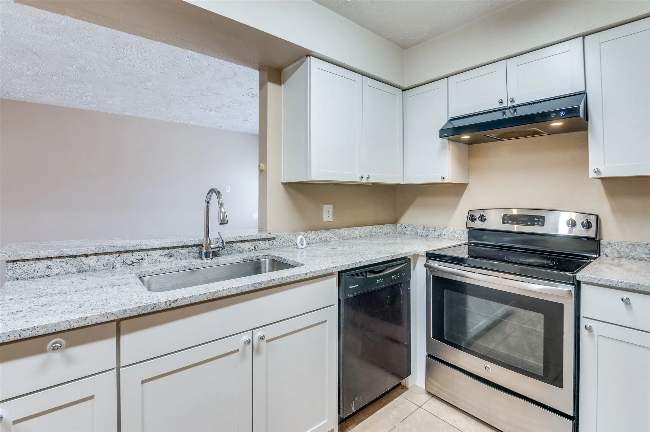 Townhouse For Rent in Dallas County , 6 W Mountain Creek Drive 29, Grand Prairie, Texas 75052, 2 Bedroom, 2 Bathroom, Garage spaces, 1,092 Sqft, built in 1971, mls#21376069, Real Estate Agent in Grand Prairie, Homes For Rent in Dallas county, Homes For Rent in Grand Prairie, Realtor in Grand Prairie Texas, Real Estate Brokerage Independent Realty Texas, Luminita Cordes Realtor