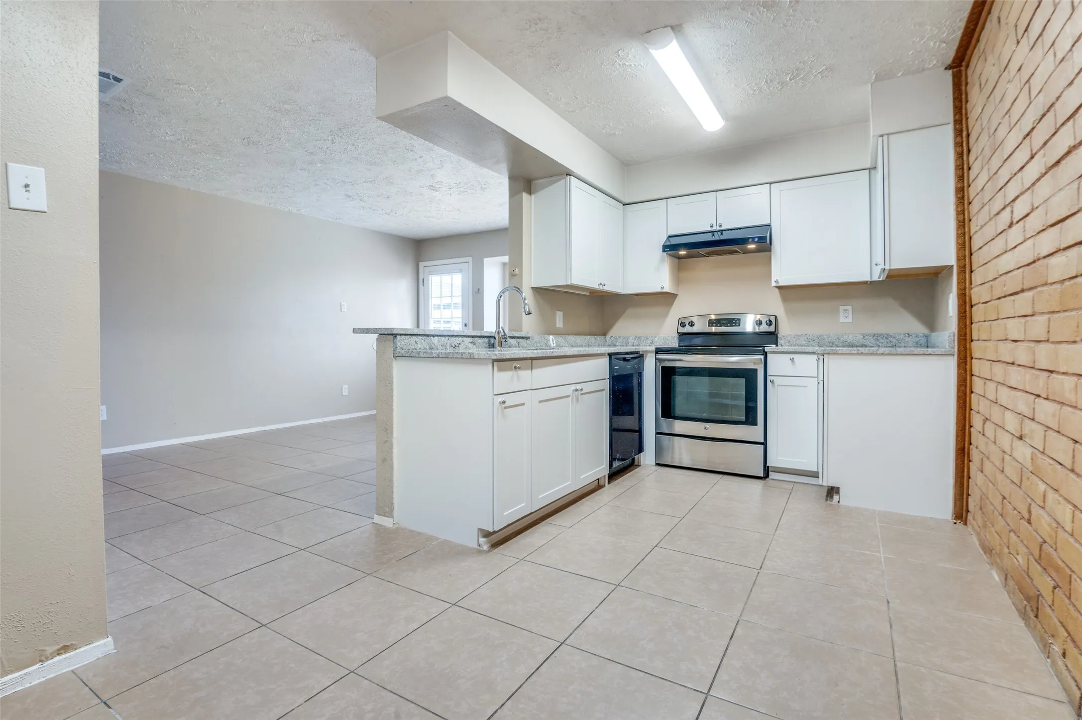 Townhouse For Rent in Dallas County , 6 W Mountain Creek Drive 29, Grand Prairie, Texas 75052, 2 Bedroom, 2 Bathroom, Garage spaces, 1,092 Sqft, built in 1971, mls#21376069, Real Estate Agent in Grand Prairie, Homes For Rent in Dallas county, Homes For Rent in Grand Prairie, Realtor in Grand Prairie Texas, Real Estate Brokerage Independent Realty Texas, Luminita Cordes Realtor