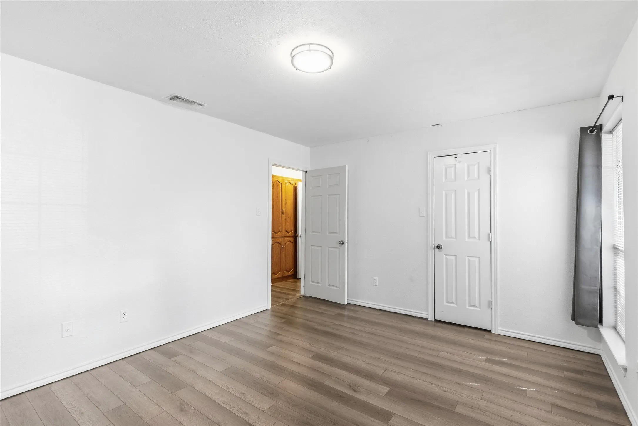 Single Family Residence For Sale in Hunt County , 10505 Oak Creek Drive, Greenville, Texas 75402, 3 Bedroom, 2 Bathroom, 2 Garage spaces, 2,014 Sqft, built in 1980, mls#21367149, Real Estate Agent in Greenville, Homes For Sale in Hunt county, Homes For Sale in Greenville, Realtor in Greenville Texas, Real Estate Brokerage Independent Realty Texas, Luminita Cordes Realtor