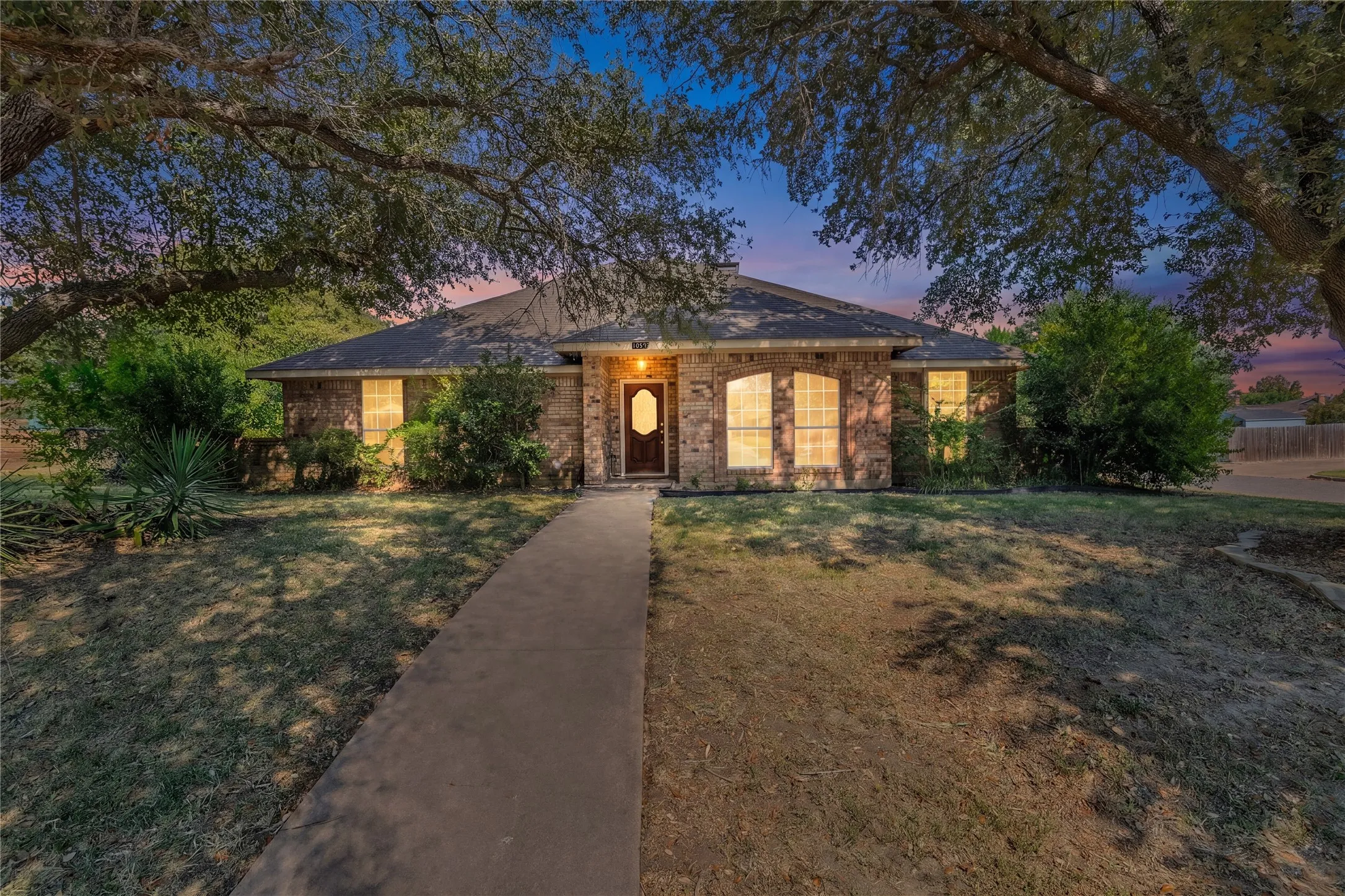 Single Family Residence For Sale in Hunt County , 10505 Oak Creek Drive, Greenville, Texas 75402, 3 Bedroom, 2 Bathroom, 2 Garage spaces, 2,014 Sqft, built in 1980, mls#21367149, Real Estate Agent in Greenville, Homes For Sale in Hunt county, Homes For Sale in Greenville, Realtor in Greenville Texas, Real Estate Brokerage Independent Realty Texas, Luminita Cordes Realtor