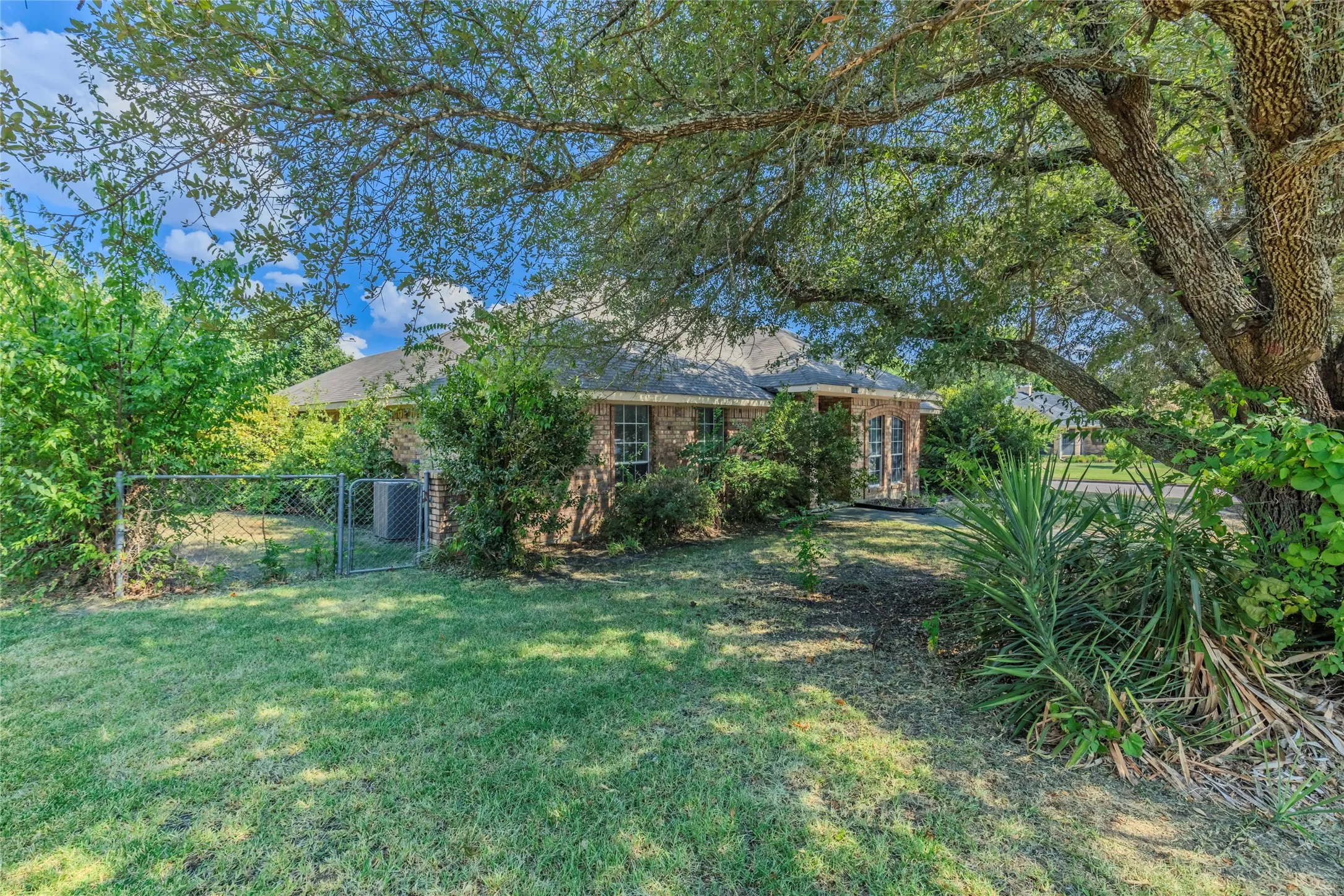 Single Family Residence For Sale in Hunt County , 10505 Oak Creek Drive, Greenville, Texas 75402, 3 Bedroom, 2 Bathroom, 2 Garage spaces, 2,014 Sqft, built in 1980, mls#21367149, Real Estate Agent in Greenville, Homes For Sale in Hunt county, Homes For Sale in Greenville, Realtor in Greenville Texas, Real Estate Brokerage Independent Realty Texas, Luminita Cordes Realtor