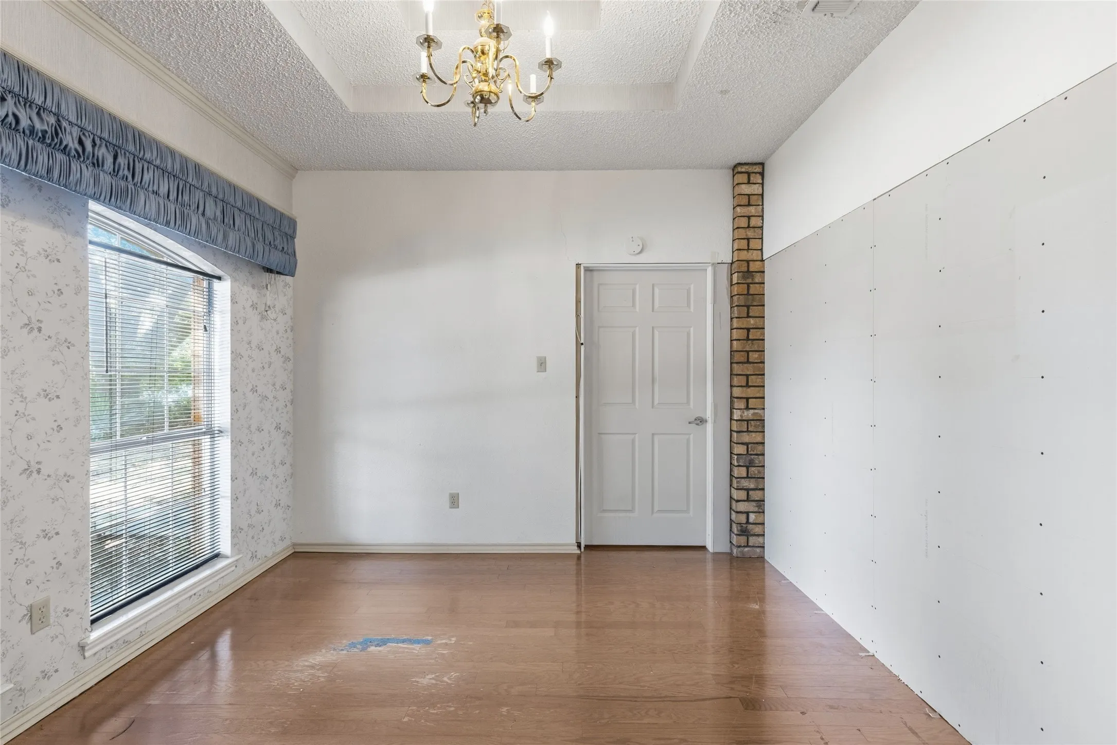 Single Family Residence For Sale in Hunt County , 10505 Oak Creek Drive, Greenville, Texas 75402, 3 Bedroom, 2 Bathroom, 2 Garage spaces, 2,014 Sqft, built in 1980, mls#21367149, Real Estate Agent in Greenville, Homes For Sale in Hunt county, Homes For Sale in Greenville, Realtor in Greenville Texas, Real Estate Brokerage Independent Realty Texas, Luminita Cordes Realtor
