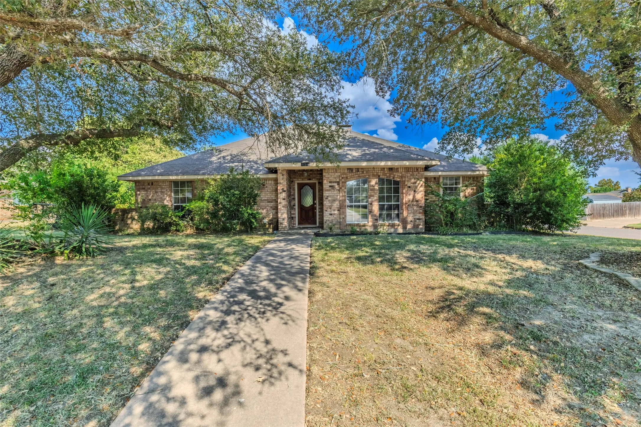 Single Family Residence For Sale in Hunt County , 10505 Oak Creek Drive, Greenville, Texas 75402, 3 Bedroom, 2 Bathroom, 2 Garage spaces, 2,014 Sqft, built in 1980, mls#21367149, Real Estate Agent in Greenville, Homes For Sale in Hunt county, Homes For Sale in Greenville, Realtor in Greenville Texas, Real Estate Brokerage Independent Realty Texas, Luminita Cordes Realtor