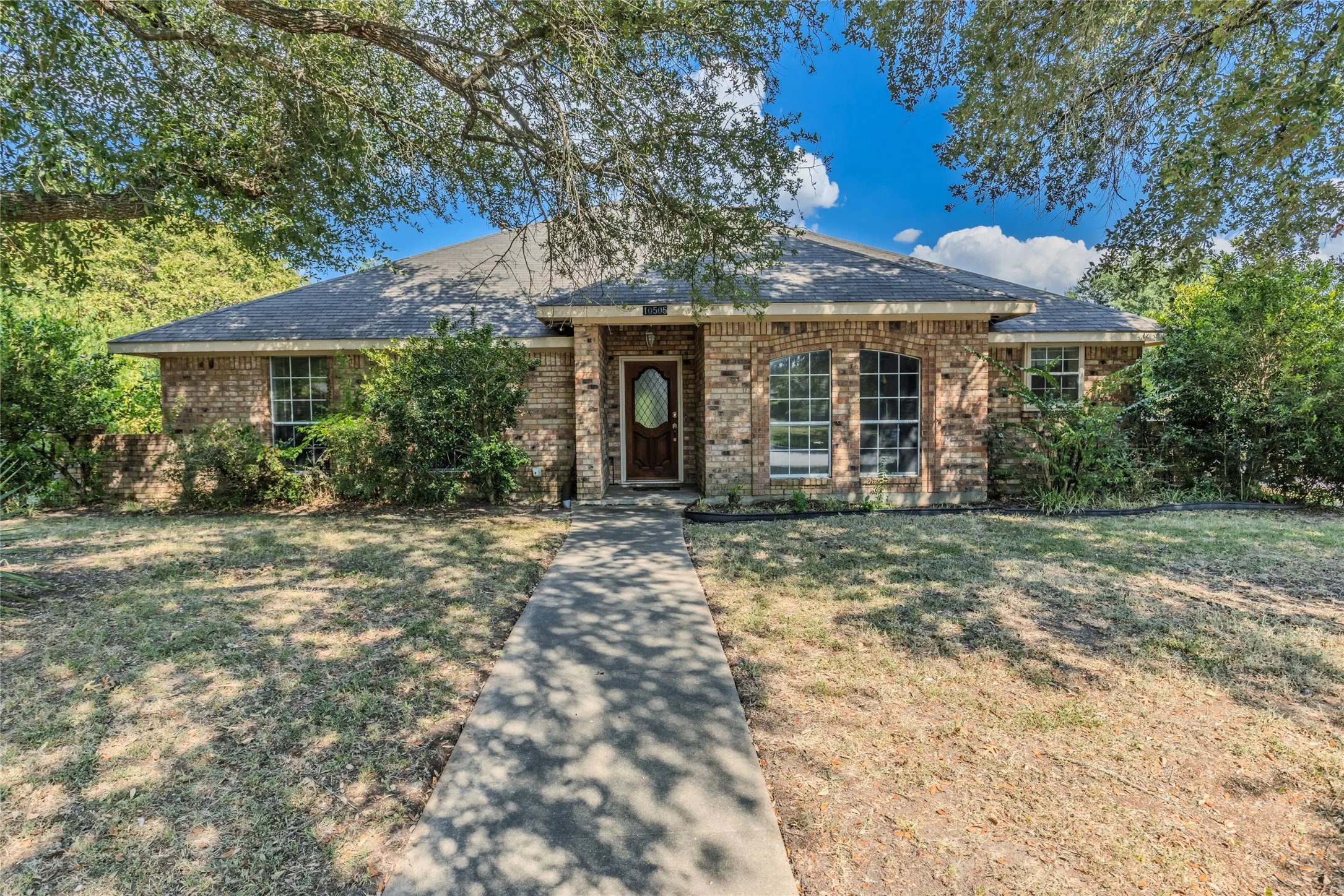 Single Family Residence For Sale in Hunt County , 10505 Oak Creek Drive, Greenville, Texas 75402, 3 Bedroom, 2 Bathroom, 2 Garage spaces, 2,014 Sqft, built in 1980, mls#21367149, Real Estate Agent in Greenville, Homes For Sale in Hunt county, Homes For Sale in Greenville, Realtor in Greenville Texas, Real Estate Brokerage Independent Realty Texas, Luminita Cordes Realtor