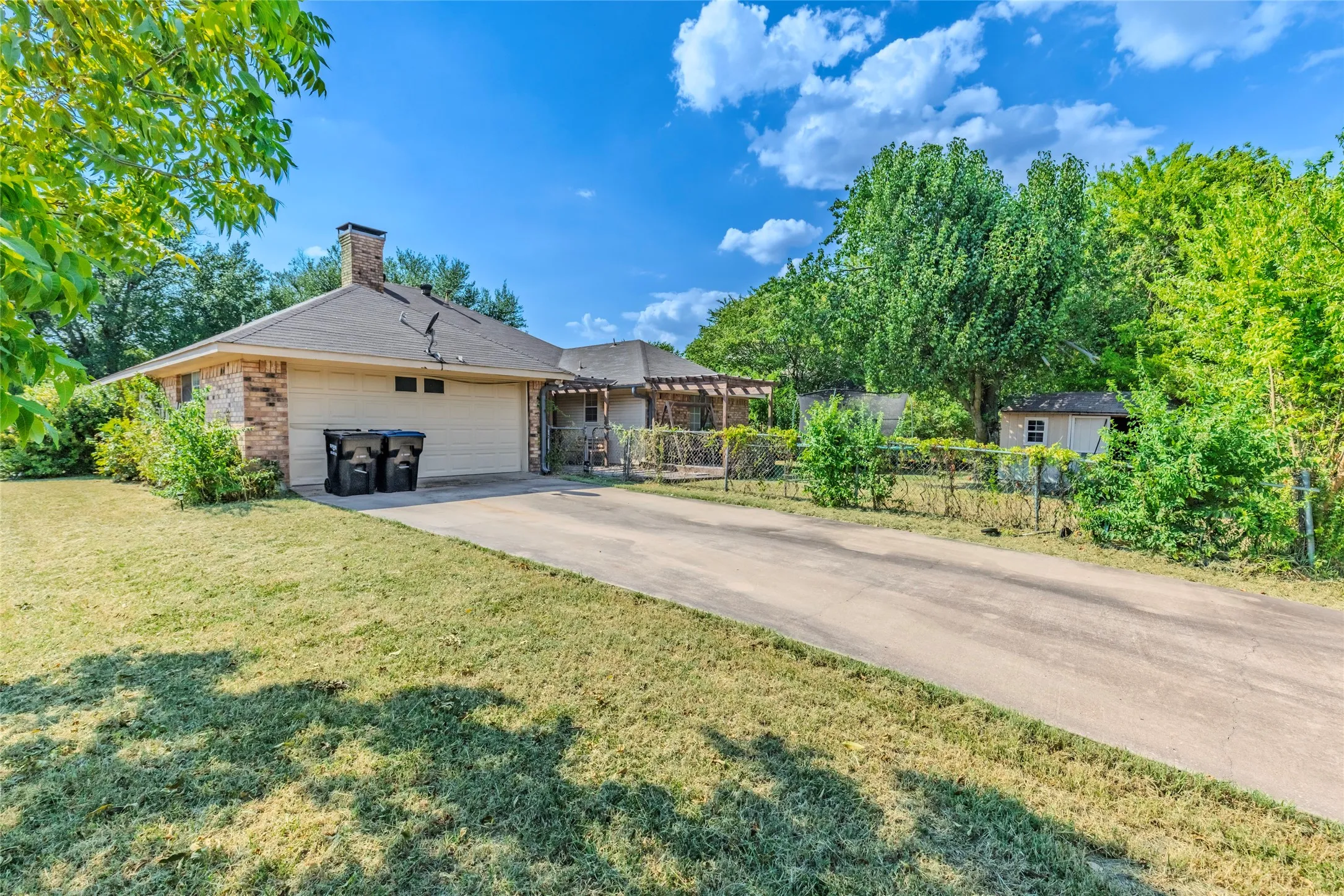 Single Family Residence For Sale in Hunt County , 10505 Oak Creek Drive, Greenville, Texas 75402, 3 Bedroom, 2 Bathroom, 2 Garage spaces, 2,014 Sqft, built in 1980, mls#21367149, Real Estate Agent in Greenville, Homes For Sale in Hunt county, Homes For Sale in Greenville, Realtor in Greenville Texas, Real Estate Brokerage Independent Realty Texas, Luminita Cordes Realtor