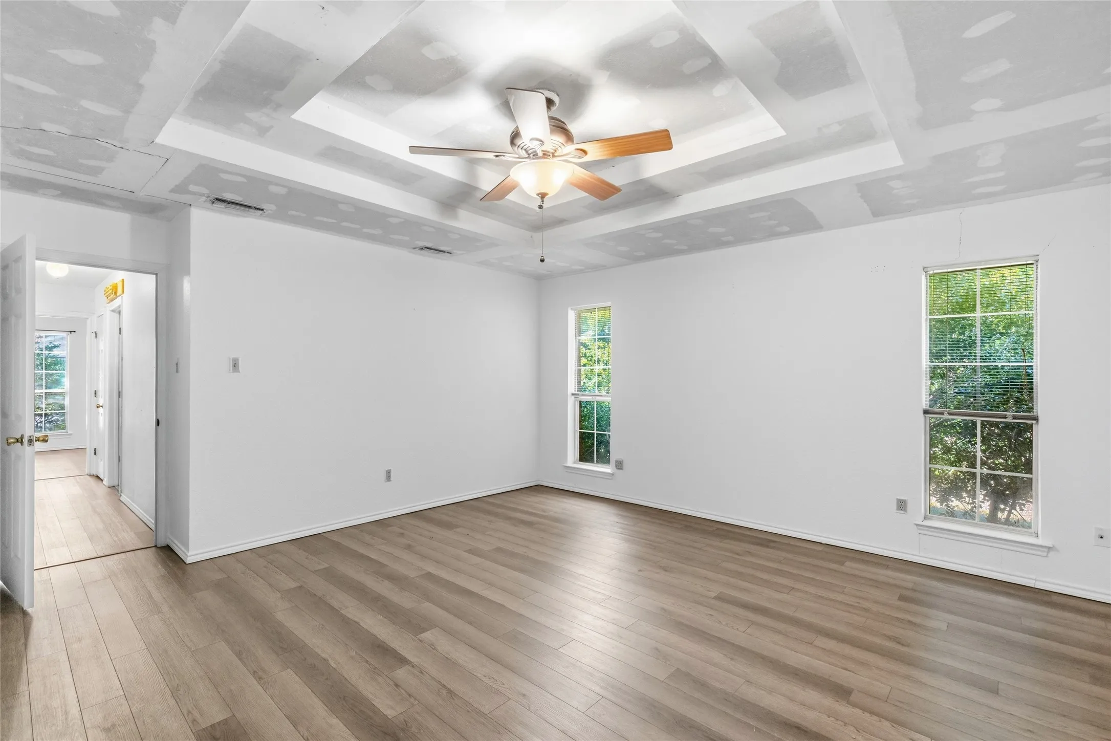 Single Family Residence For Sale in Hunt County , 10505 Oak Creek Drive, Greenville, Texas 75402, 3 Bedroom, 2 Bathroom, 2 Garage spaces, 2,014 Sqft, built in 1980, mls#21367149, Real Estate Agent in Greenville, Homes For Sale in Hunt county, Homes For Sale in Greenville, Realtor in Greenville Texas, Real Estate Brokerage Independent Realty Texas, Luminita Cordes Realtor