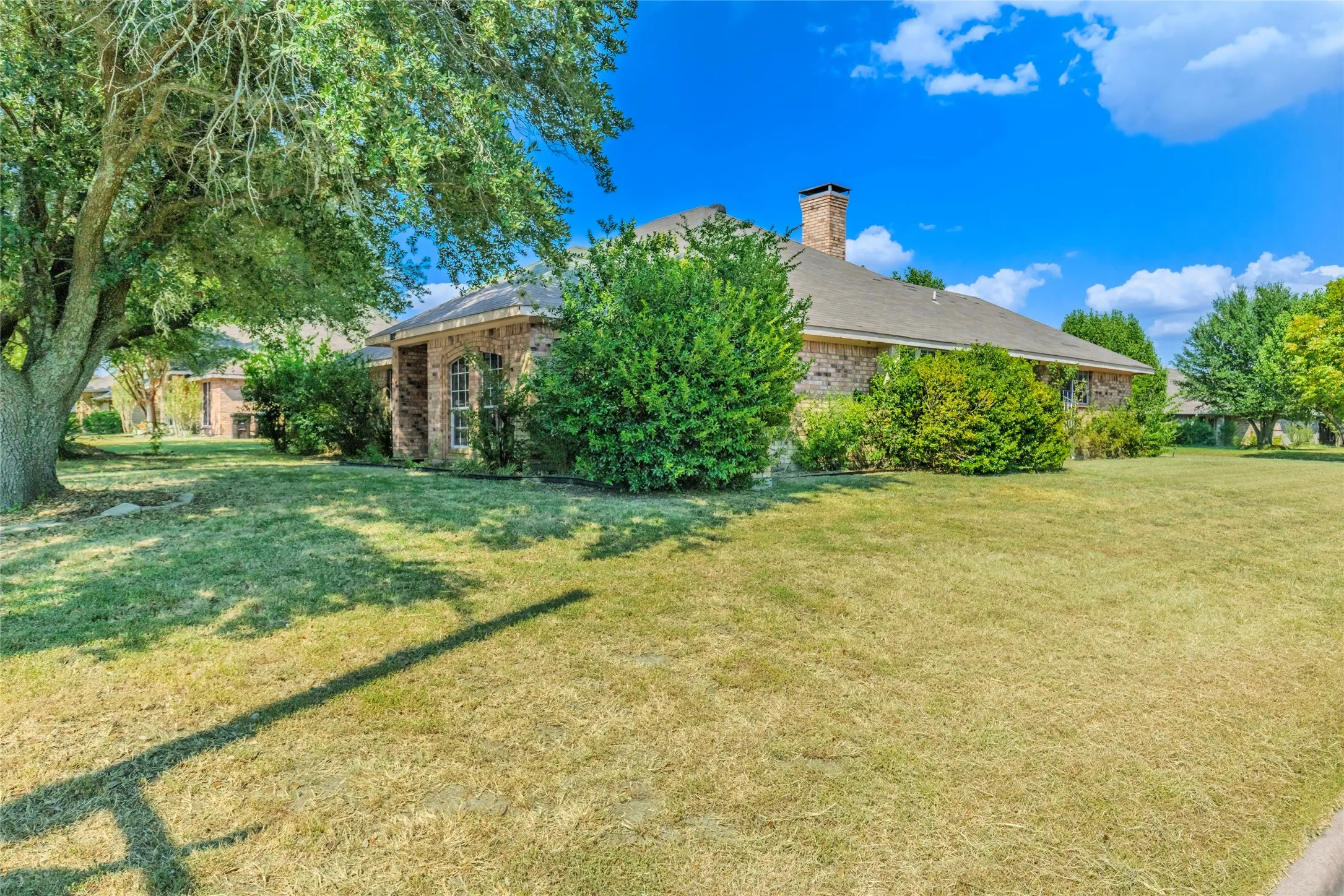 Single Family Residence For Sale in Hunt County , 10505 Oak Creek Drive, Greenville, Texas 75402, 3 Bedroom, 2 Bathroom, 2 Garage spaces, 2,014 Sqft, built in 1980, mls#21367149, Real Estate Agent in Greenville, Homes For Sale in Hunt county, Homes For Sale in Greenville, Realtor in Greenville Texas, Real Estate Brokerage Independent Realty Texas, Luminita Cordes Realtor