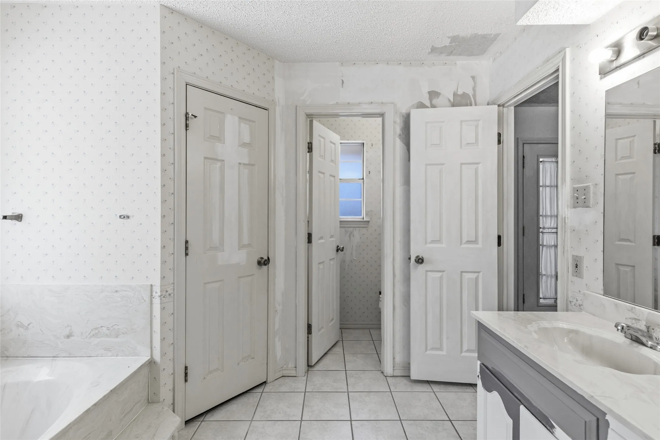 Single Family Residence For Sale in Hunt County , 10505 Oak Creek Drive, Greenville, Texas 75402, 3 Bedroom, 2 Bathroom, 2 Garage spaces, 2,014 Sqft, built in 1980, mls#21367149, Real Estate Agent in Greenville, Homes For Sale in Hunt county, Homes For Sale in Greenville, Realtor in Greenville Texas, Real Estate Brokerage Independent Realty Texas, Luminita Cordes Realtor