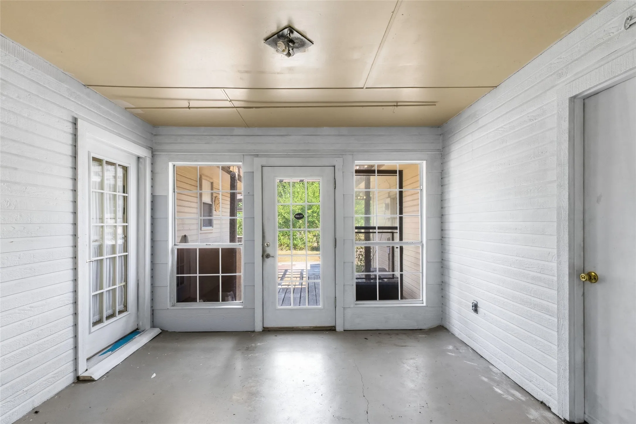 Single Family Residence For Sale in Hunt County , 10505 Oak Creek Drive, Greenville, Texas 75402, 3 Bedroom, 2 Bathroom, 2 Garage spaces, 2,014 Sqft, built in 1980, mls#21367149, Real Estate Agent in Greenville, Homes For Sale in Hunt county, Homes For Sale in Greenville, Realtor in Greenville Texas, Real Estate Brokerage Independent Realty Texas, Luminita Cordes Realtor