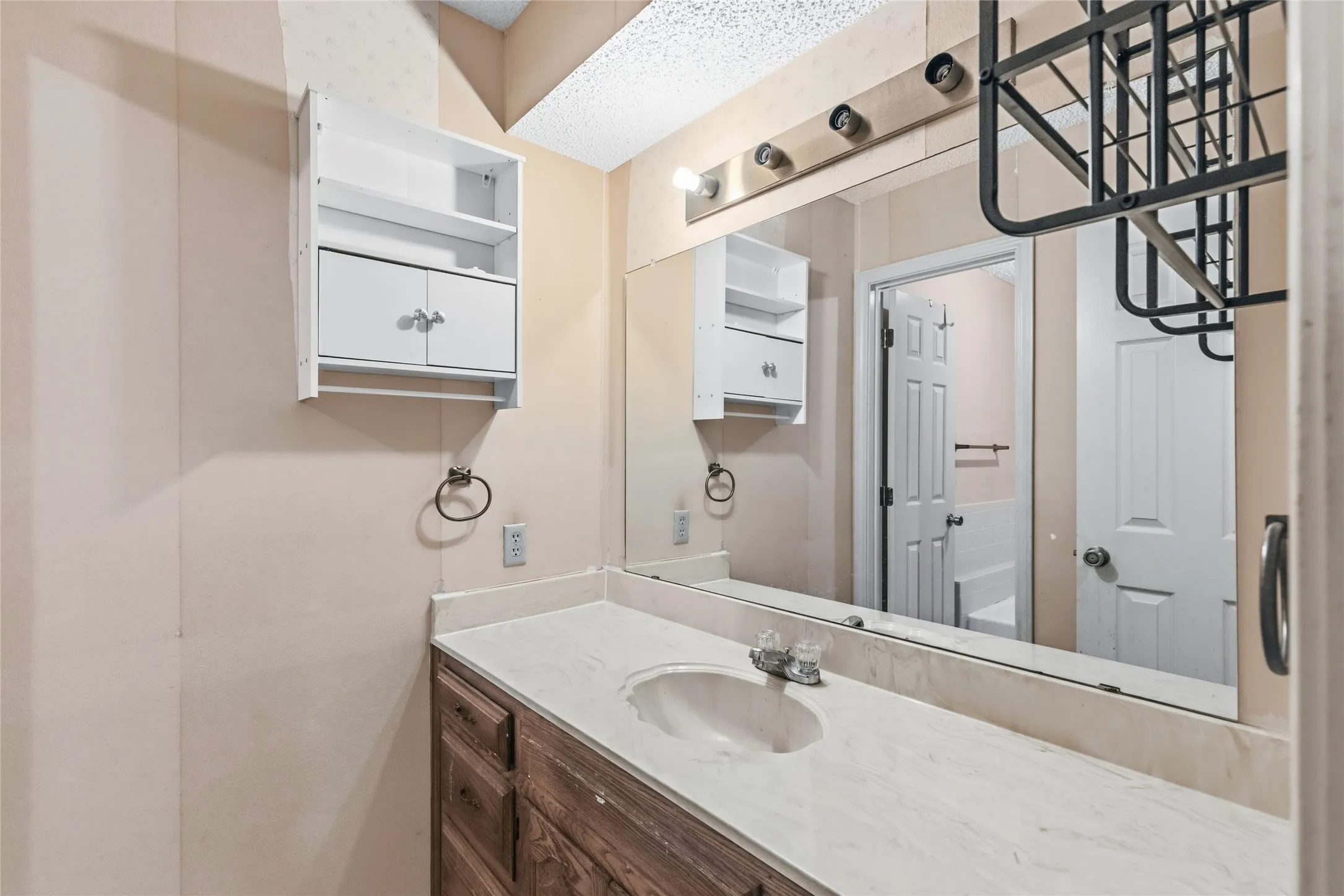Single Family Residence For Sale in Hunt County , 10505 Oak Creek Drive, Greenville, Texas 75402, 3 Bedroom, 2 Bathroom, 2 Garage spaces, 2,014 Sqft, built in 1980, mls#21367149, Real Estate Agent in Greenville, Homes For Sale in Hunt county, Homes For Sale in Greenville, Realtor in Greenville Texas, Real Estate Brokerage Independent Realty Texas, Luminita Cordes Realtor
