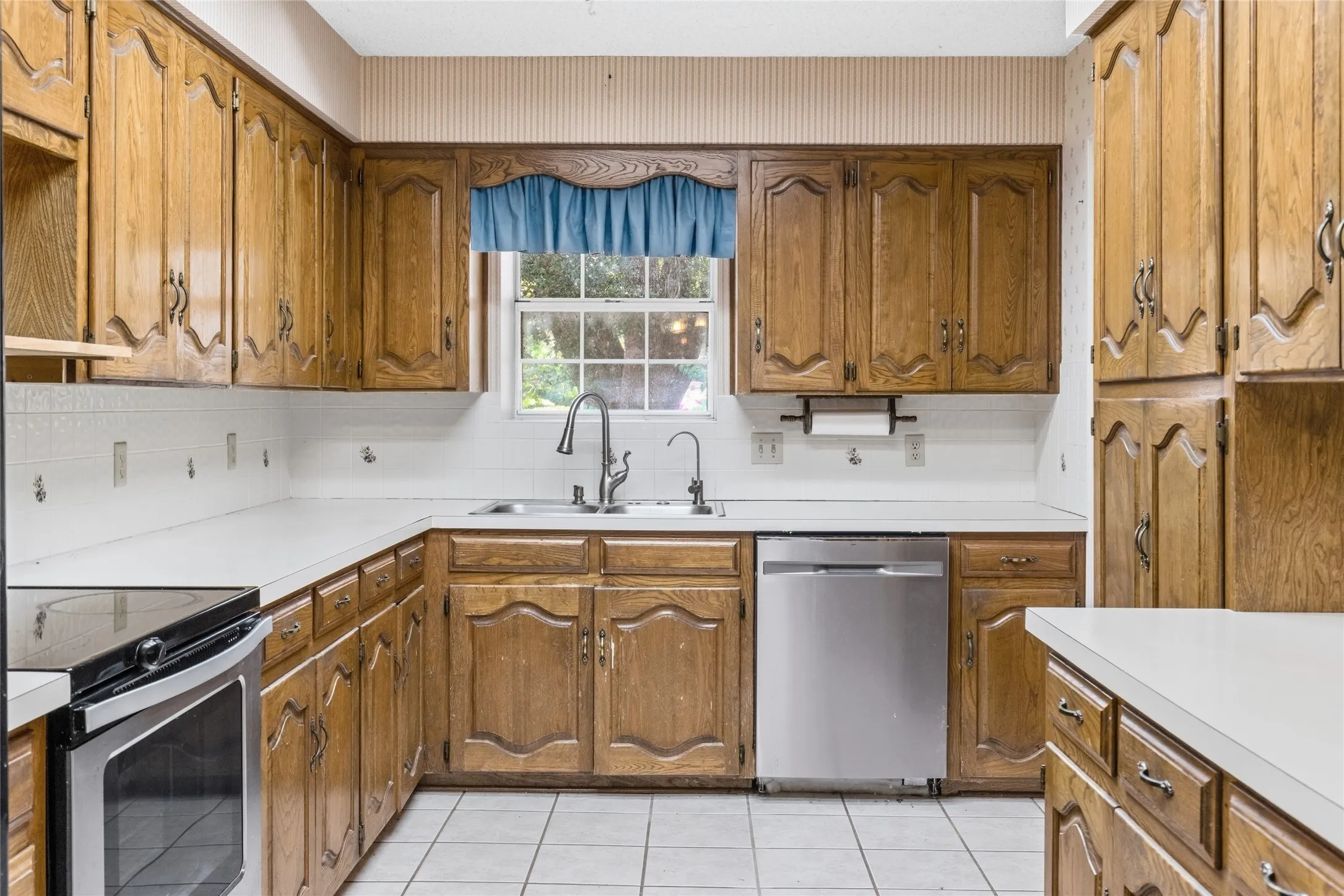 Single Family Residence For Sale in Hunt County , 10505 Oak Creek Drive, Greenville, Texas 75402, 3 Bedroom, 2 Bathroom, 2 Garage spaces, 2,014 Sqft, built in 1980, mls#21367149, Real Estate Agent in Greenville, Homes For Sale in Hunt county, Homes For Sale in Greenville, Realtor in Greenville Texas, Real Estate Brokerage Independent Realty Texas, Luminita Cordes Realtor