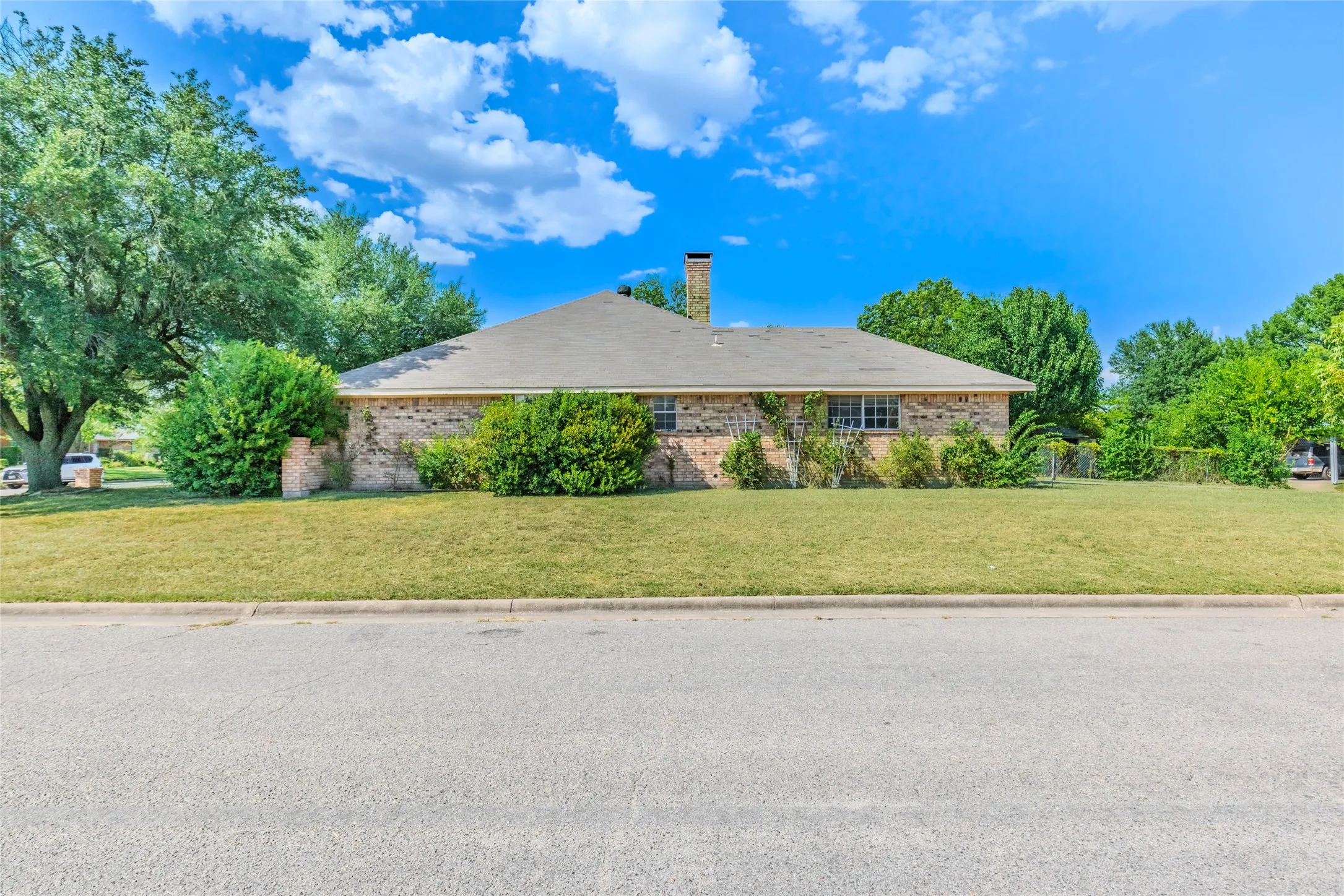 Single Family Residence For Sale in Hunt County , 10505 Oak Creek Drive, Greenville, Texas 75402, 3 Bedroom, 2 Bathroom, 2 Garage spaces, 2,014 Sqft, built in 1980, mls#21367149, Real Estate Agent in Greenville, Homes For Sale in Hunt county, Homes For Sale in Greenville, Realtor in Greenville Texas, Real Estate Brokerage Independent Realty Texas, Luminita Cordes Realtor