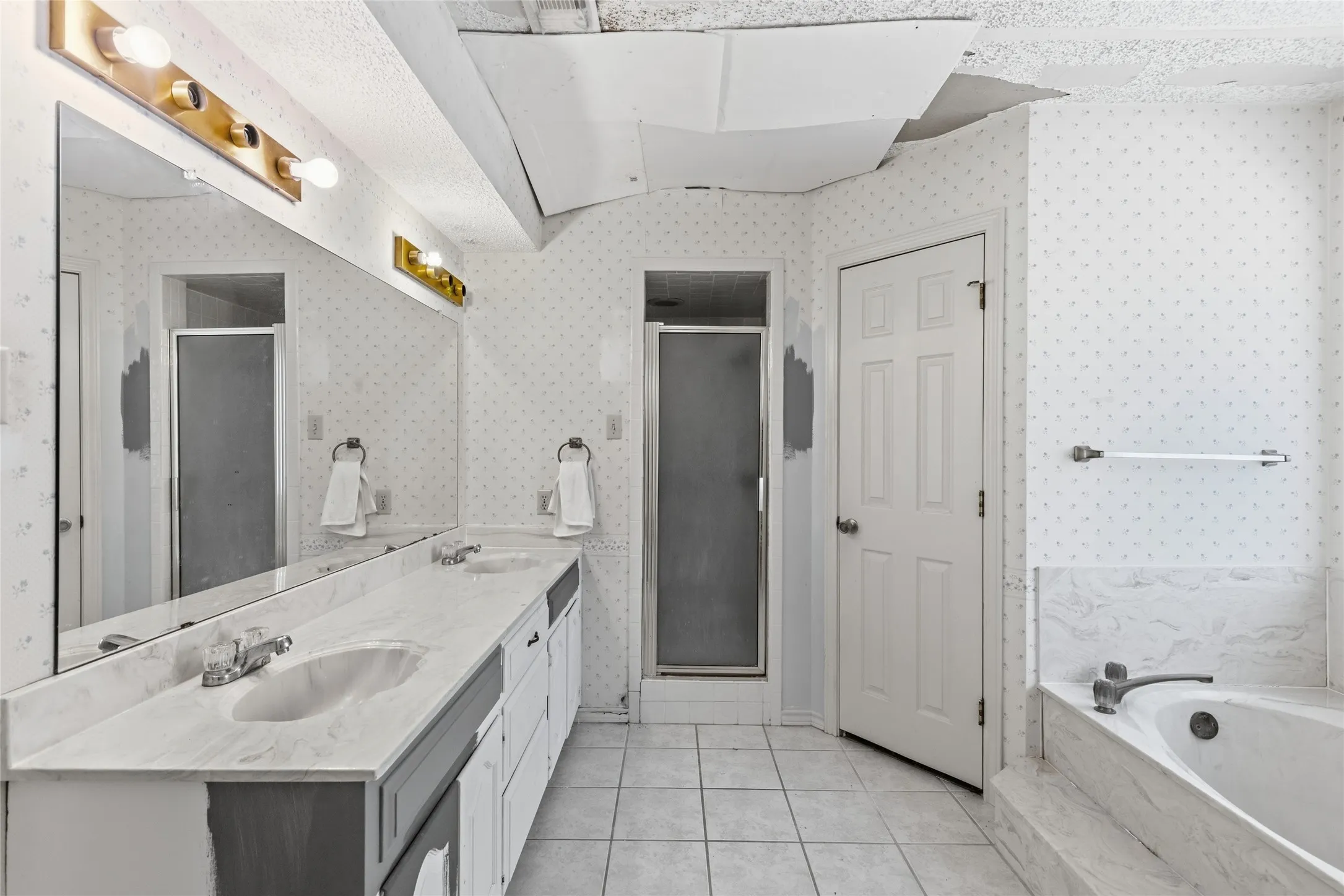 Single Family Residence For Sale in Hunt County , 10505 Oak Creek Drive, Greenville, Texas 75402, 3 Bedroom, 2 Bathroom, 2 Garage spaces, 2,014 Sqft, built in 1980, mls#21367149, Real Estate Agent in Greenville, Homes For Sale in Hunt county, Homes For Sale in Greenville, Realtor in Greenville Texas, Real Estate Brokerage Independent Realty Texas, Luminita Cordes Realtor