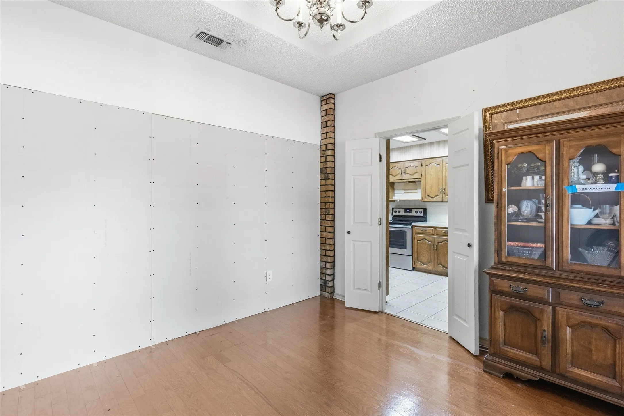 Single Family Residence For Sale in Hunt County , 10505 Oak Creek Drive, Greenville, Texas 75402, 3 Bedroom, 2 Bathroom, 2 Garage spaces, 2,014 Sqft, built in 1980, mls#21367149, Real Estate Agent in Greenville, Homes For Sale in Hunt county, Homes For Sale in Greenville, Realtor in Greenville Texas, Real Estate Brokerage Independent Realty Texas, Luminita Cordes Realtor