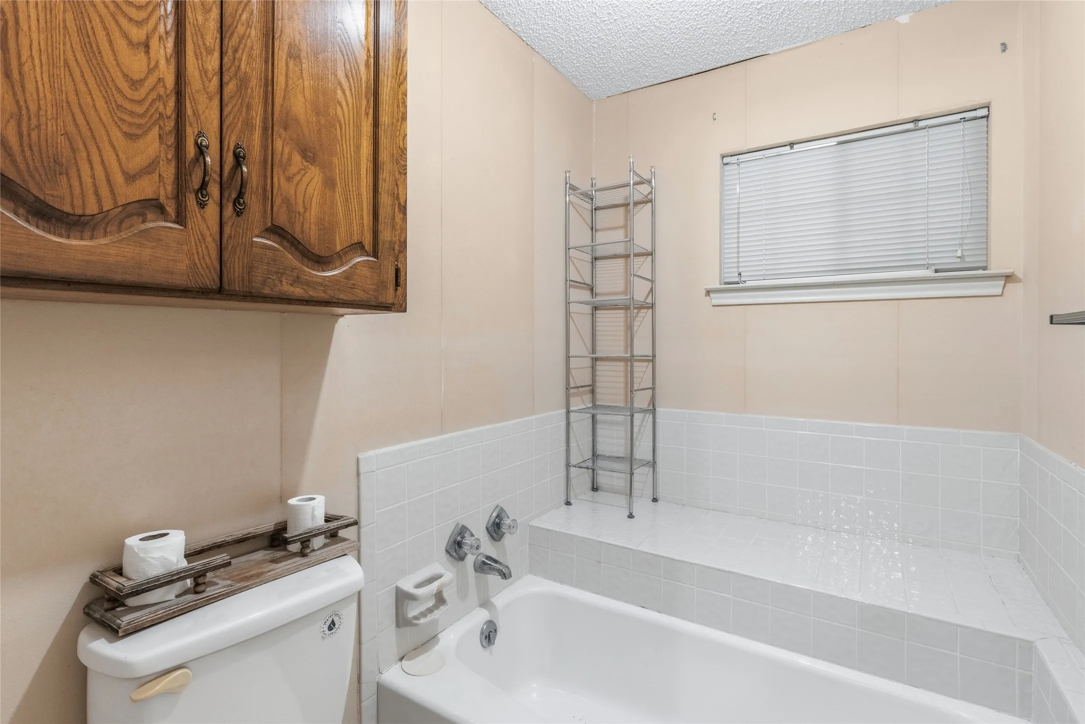 Single Family Residence For Sale in Hunt County , 10505 Oak Creek Drive, Greenville, Texas 75402, 3 Bedroom, 2 Bathroom, 2 Garage spaces, 2,014 Sqft, built in 1980, mls#21367149, Real Estate Agent in Greenville, Homes For Sale in Hunt county, Homes For Sale in Greenville, Realtor in Greenville Texas, Real Estate Brokerage Independent Realty Texas, Luminita Cordes Realtor