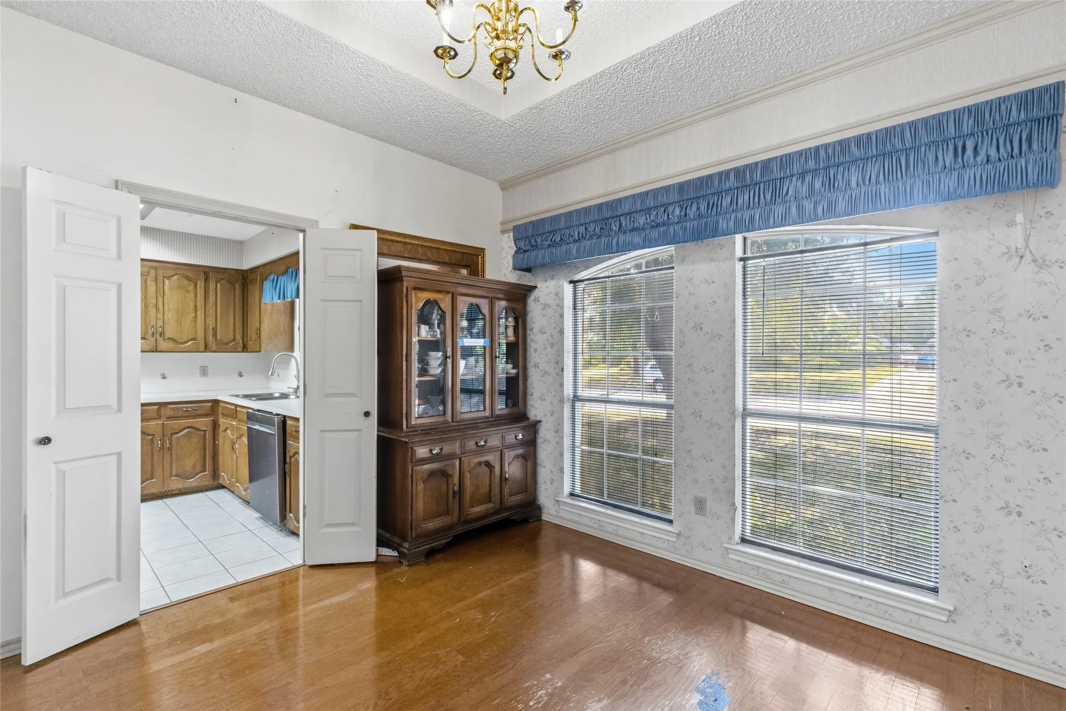 Single Family Residence For Sale in Hunt County , 10505 Oak Creek Drive, Greenville, Texas 75402, 3 Bedroom, 2 Bathroom, 2 Garage spaces, 2,014 Sqft, built in 1980, mls#21367149, Real Estate Agent in Greenville, Homes For Sale in Hunt county, Homes For Sale in Greenville, Realtor in Greenville Texas, Real Estate Brokerage Independent Realty Texas, Luminita Cordes Realtor