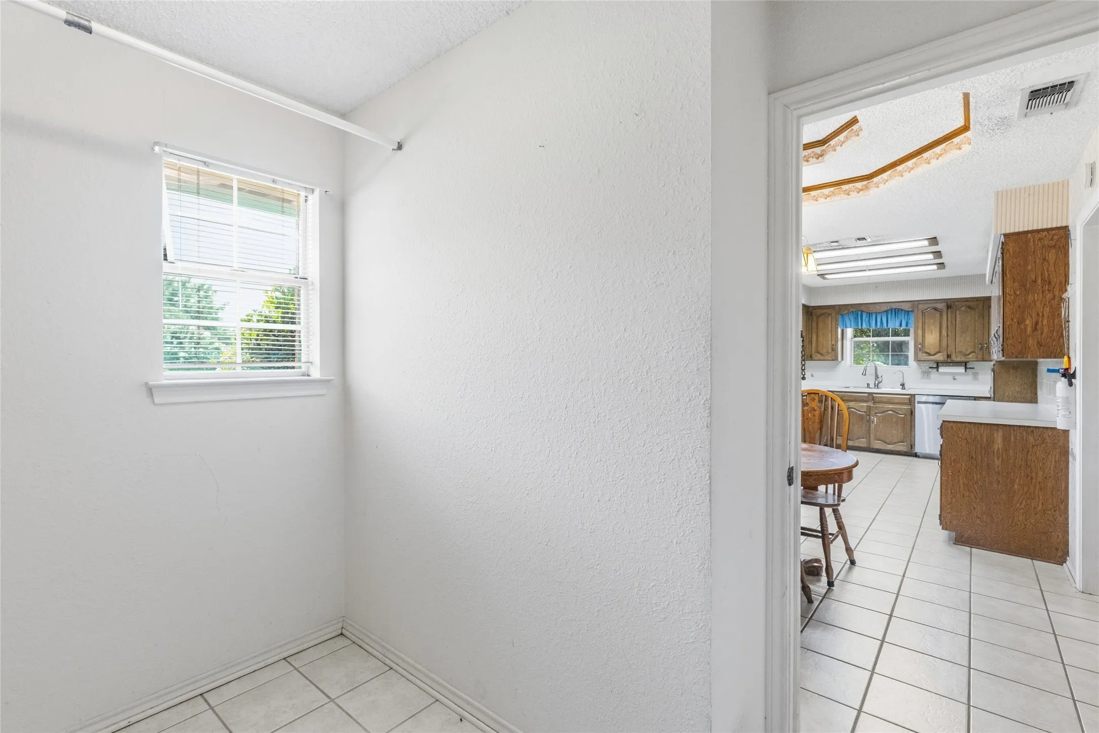 Single Family Residence For Sale in Hunt County , 10505 Oak Creek Drive, Greenville, Texas 75402, 3 Bedroom, 2 Bathroom, 2 Garage spaces, 2,014 Sqft, built in 1980, mls#21367149, Real Estate Agent in Greenville, Homes For Sale in Hunt county, Homes For Sale in Greenville, Realtor in Greenville Texas, Real Estate Brokerage Independent Realty Texas, Luminita Cordes Realtor